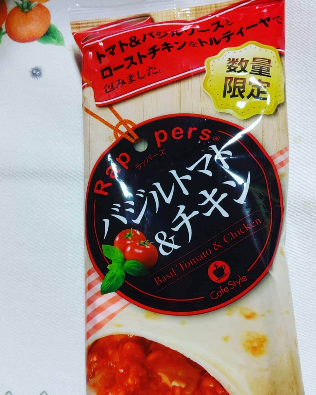 山本しろうのインスタグラム：「トマトはやっぱりラッパーズのバジルトマト&チキンにかぎる  #二日で一トマト #丸大食品 #ラッパーズ #トルティーヤ #セブンイレブン  #バジル #バジル！！ #トマト #トマト！！」