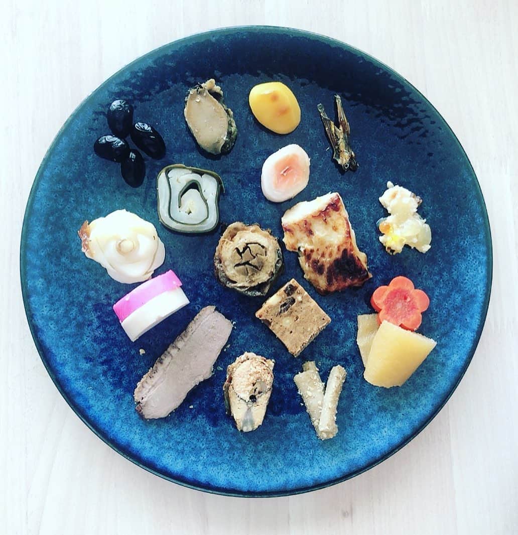 のインスタグラム：「今年はおせちを頂いたもんですから、いつものお正月飯フルコースは特に作らずとも過ごせちゃった。おせちってそのためにあるって、妙に納得。  思い付きでとりハムボロネーゼなど。  食べ正月ってこれか...  今日からまた通常営業！ ことしもよろしくお願い致します🥰」