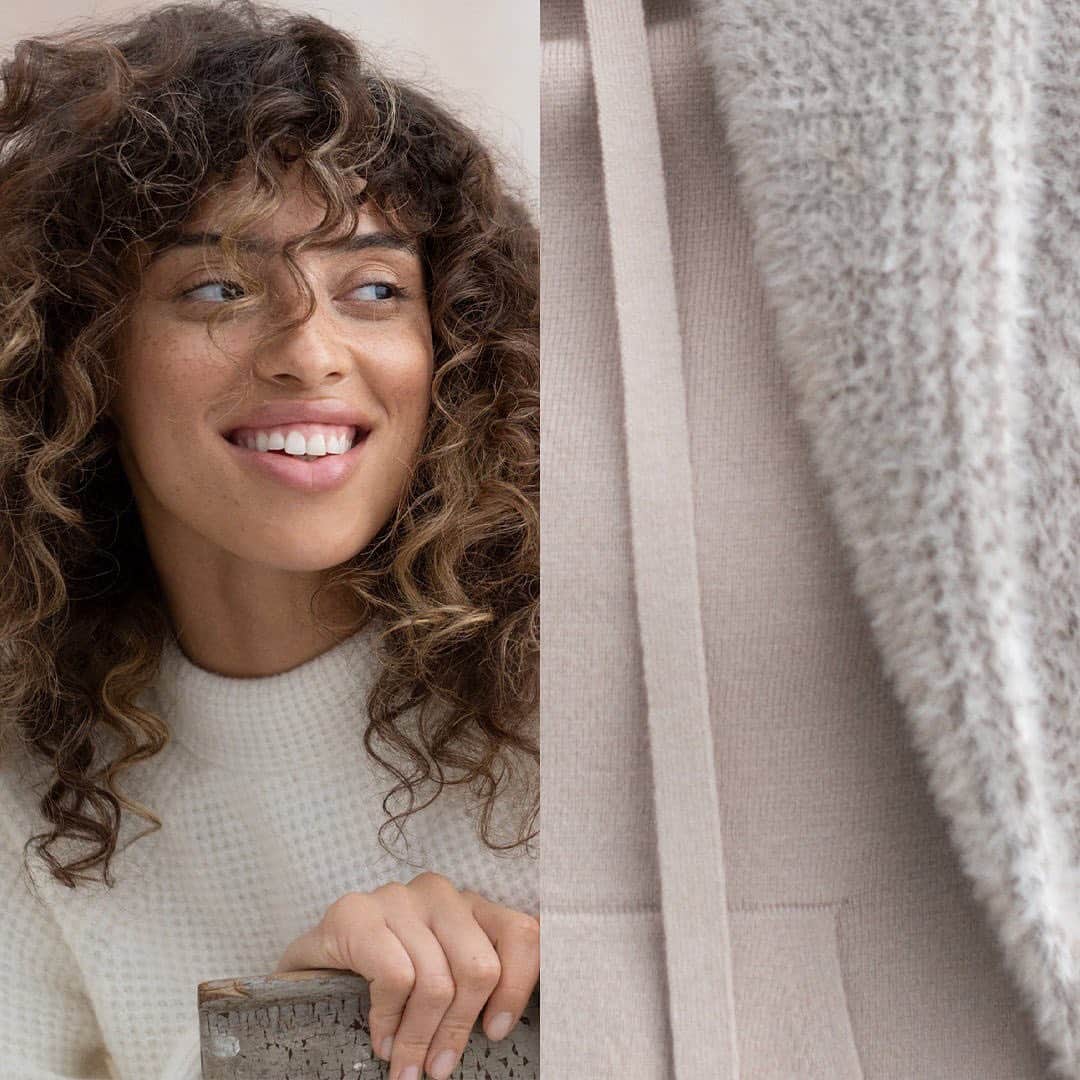 Banana Republic のインスタグラム：「Stop. Reset. Refresh.  Start the new year in a new way with a wardrobe refresh filled with effortless, versatile styles you can wear all year.  Explore at the link in bio.」