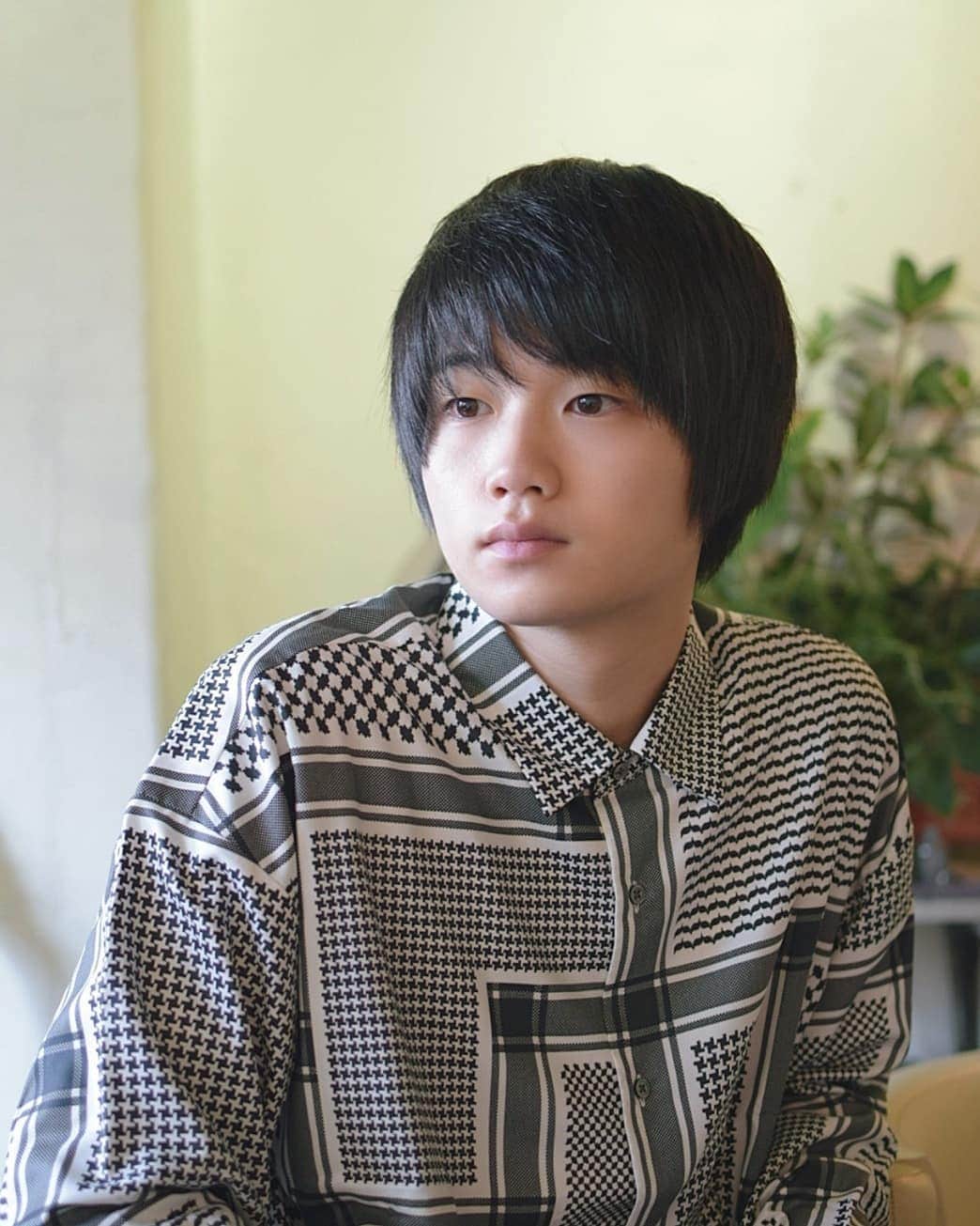 外山将平のインスタグラム：「二枚目もあります📷  仕事始めの方も そうじゃない方も 良い一日を。  それにしても最近は冬っ!! って感じの 気温で布団に入ったら出たくないです😖笑  #作品撮り #goodmorning  photo by:key #photooftheday#camera#portrait#model#外山将平#役者#俳優#今日の外山#ootd#Nikon#美肌#一重 #写真#撮影#カメラ#ポートレート#ファインダー越しの私の世界#カメラ好きな人と繋がりたい#筋トレ#作品撮り#黒髪#メガネ男子#ブラックコーデ#冬#winter#fashion#instagood#被写体モデル」
