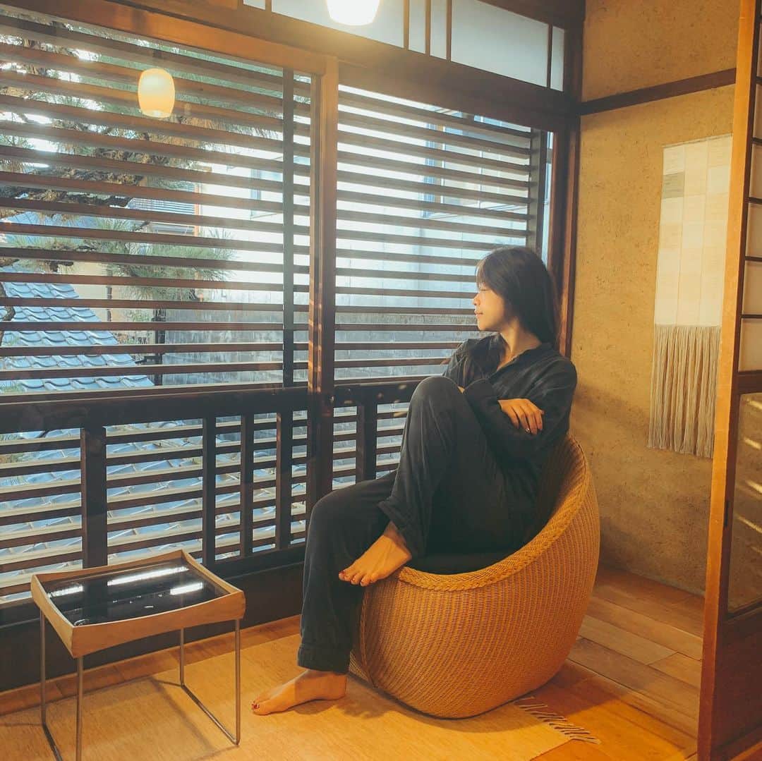Kozue Kawabeさんのインスタグラム写真 - (Kozue KawabeInstagram)「しばらく旅はお預けですな。 こんなに引きこもったお正月は初めてかも。 しかし、今は健康第一ですね。気をつけつつストレス溜めずに健やかな毎日を✴︎ ㅤㅤㅤㅤㅤㅤㅤㅤㅤㅤㅤㅤㅤ ㅤㅤㅤㅤㅤㅤㅤㅤㅤㅤㅤㅤㅤ ㅤㅤㅤㅤㅤㅤㅤㅤㅤㅤㅤㅤㅤㅤㅤㅤㅤㅤㅤㅤㅤㅤㅤㅤㅤㅤ ㅤㅤㅤㅤㅤㅤㅤㅤㅤㅤㅤㅤㅤㅤㅤㅤㅤㅤㅤㅤㅤㅤㅤㅤ ㅤㅤㅤㅤㅤㅤㅤㅤㅤㅤㅤㅤㅤㅤ#美容 #美容好きな人と繋がりたい  #gotoキャンペーン #美肌  #旅行好き女子 #旅行好き #旅行好きな人と繋がりたい #旅行好き女子 #暮らすように旅する #おこもりステイ #国内旅行 #ホテル #hotel  #gotoキャンペーン #ステイケーション #wandersociety #ホテル巡り #スイートルーム #温泉宿 #温泉旅館   #大人コーデ #コーデ #ファッション #大人女子 #gotoトラベルキャンペーン #たびじょ　#tabijyo_hotel #genic_mag #genic_hotel #温泉 #温泉付き客室」1月4日 10時12分 - miyaco8