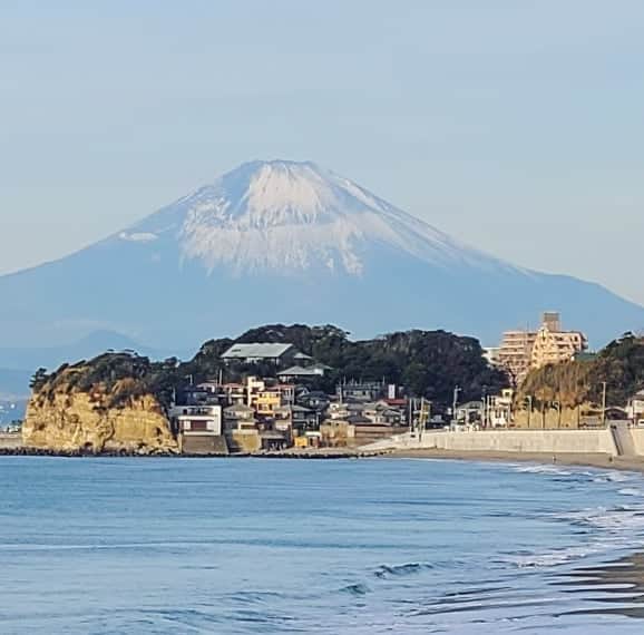 平井富子さんのインスタグラム写真 - (平井富子Instagram)「一年ぶり～❗  鎌倉七里ヶ浜のホテルに納品に、、 海は穏やかで、サーファーや釣り人もいて楽しそう～  富士山もキレイに見えて、気分も晴れやか。 良い日になりそう～」1月4日 10時17分 - enchantewithd