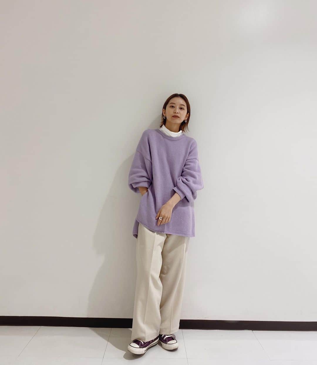 Eri Koyamaのインスタグラム：「. ニットとスニーカーで トーン違いのパープル合わせ💜🤍  今日からお仕事のみなさん 頑張っていきましょう😙☀️  @ungrid_official @ungrid_staffsnap @eri_koyama_ #153cmコーデ」