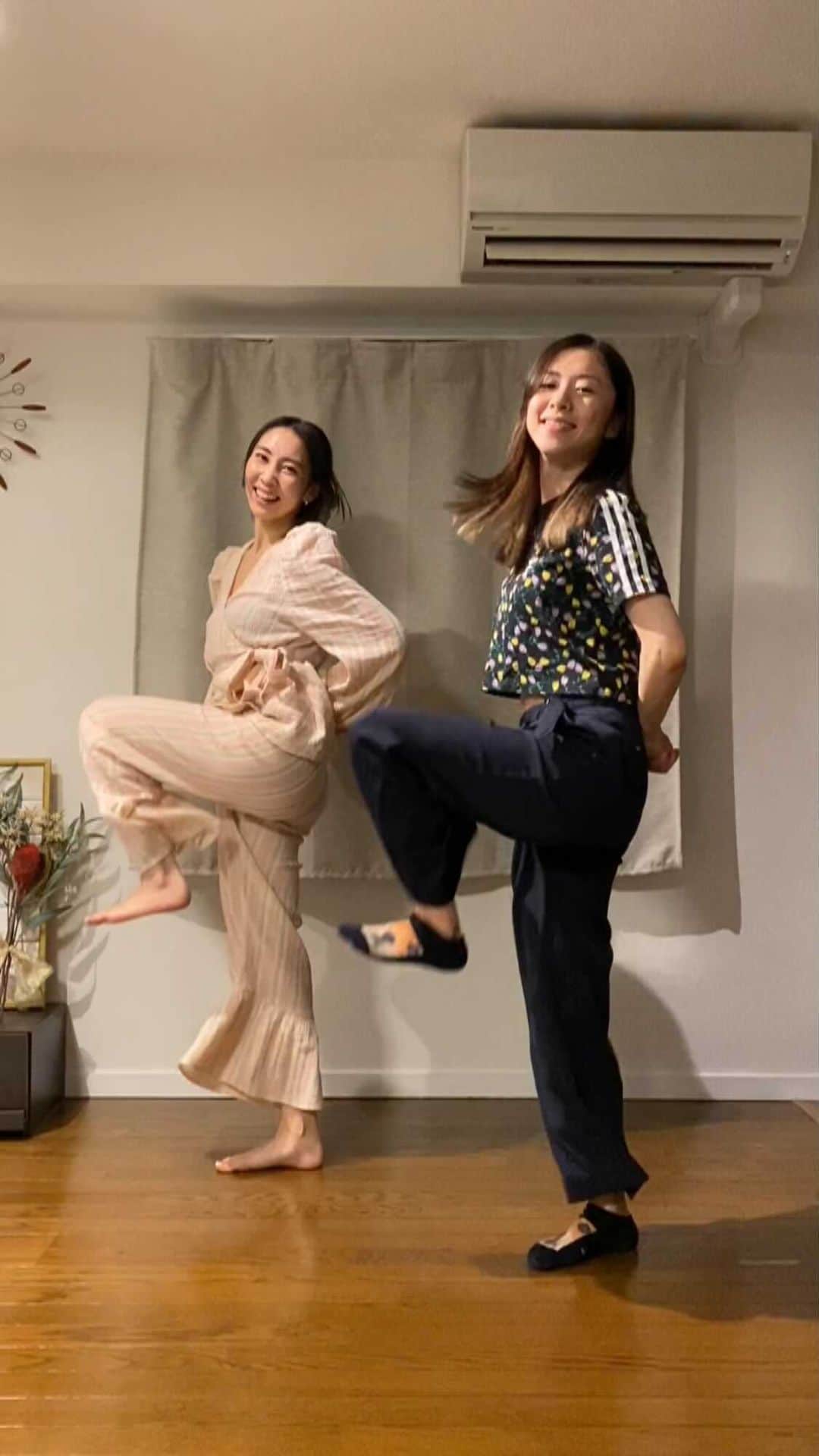 近野莉菜のインスタグラム：「SNIDEL HOMEを着て、紗子と一緒にNiziUのStep and a stepを踊ってみた🕺🏻  @saco_makita @snidel_home_official  @niziu_artist_official   #途中で突然歌い出すw #紗子腹筋」
