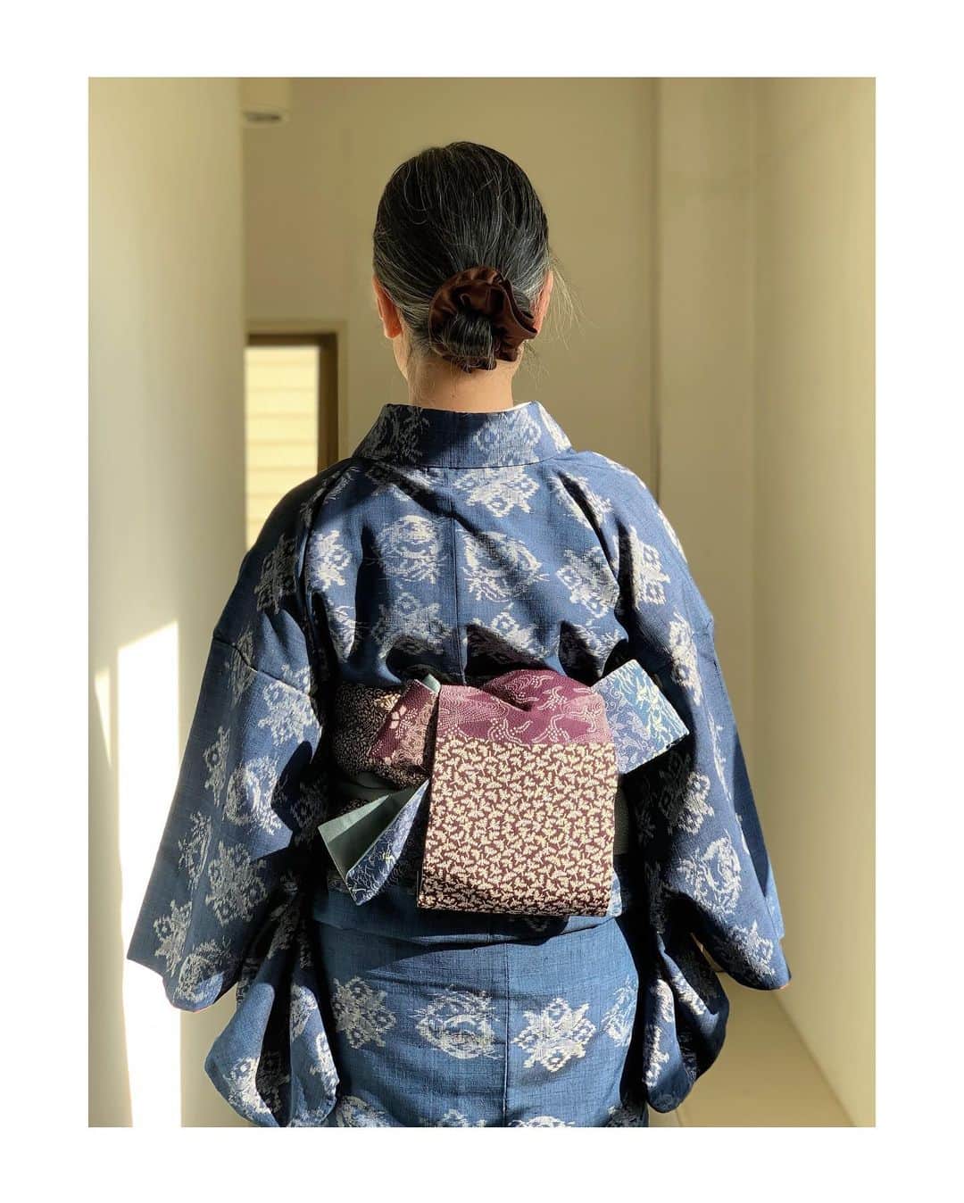 山崎陽子さんのインスタグラム写真 - (山崎陽子Instagram)「仕事始。 着物の原稿は着物で。昨日と同じ帯を逆から結ぶ。 #kimono #バチ衿#絣付け #センパイの着物  #浦野理一の布を継ぐ #半幅帯 #灯屋2  #割角出し結び #丸ぐけ」1月4日 10時36分 - yhyamasaki
