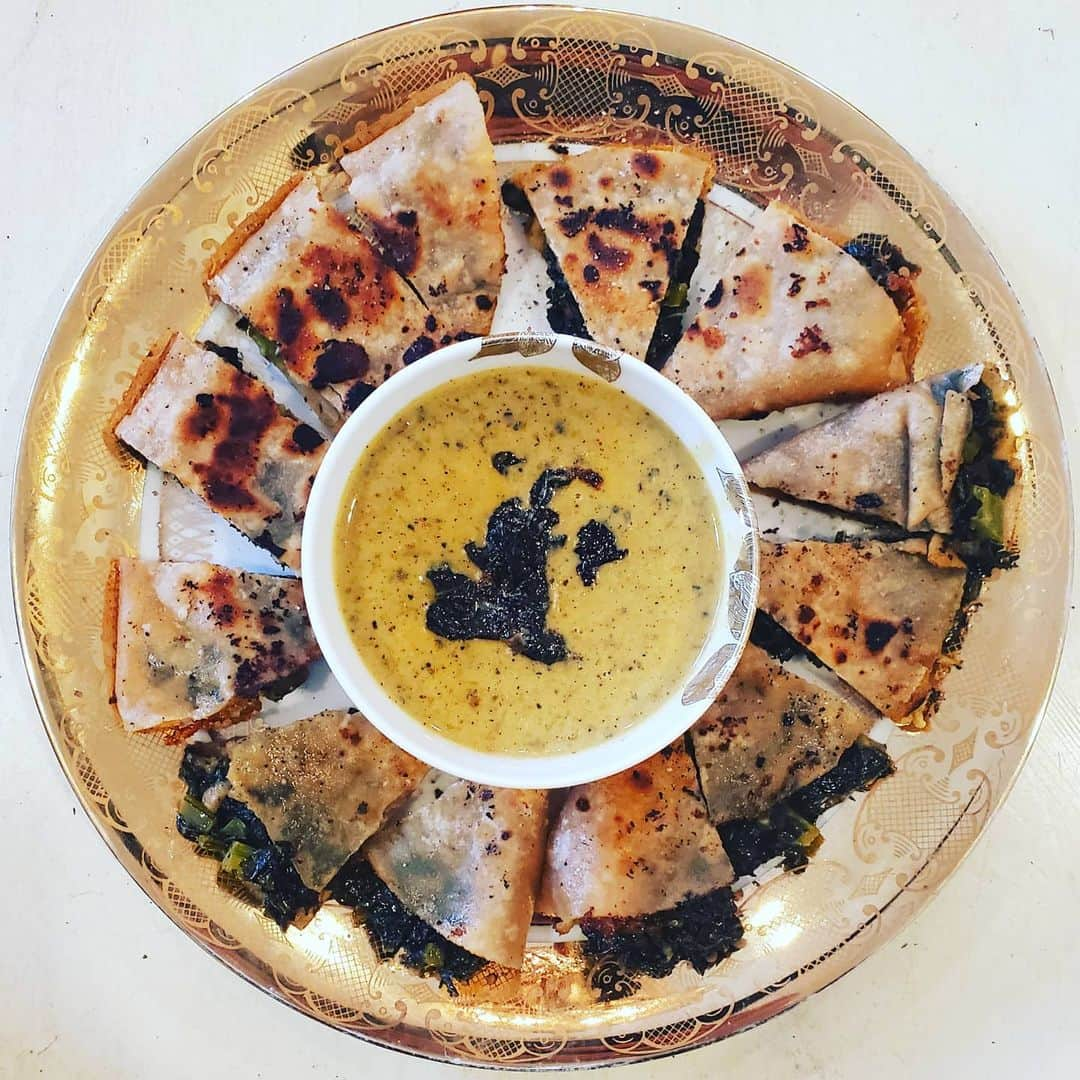 ガソリングラマーさんのインスタグラム写真 - (ガソリングラマーInstagram)「PLANT BASED GLUTEN FREE KALE CHEESE MINI QUESADILLAS + SALSA VERDE QUESO #GASOLINEKITCHEN 🌮🥬🧀🌶🧅🫑🧄🌿 @eatcoyotas #cassavaflour #tortillas #glutenfree  @macandyease @ieatgrassdotcom #yesosauce #cheesesauce #queso @miyokoscreamery #oatmilk #pepperjack #vegancheese #cheese #VEGANBUTTER  @wholefoods organic #lacinatokale  @sabormexicano #salsaverde #salsa  @mountainroseherbs black pepper kiawe smoked salt  #vegan #veganfood #whatveganseat #plantbased #vegetarian #VEGANGOOD #vegansofig #veganfoodie #foodie #plantbased #plantbasedfood #plantbasedfoodie @gasolineglamour #gasolineglamour  @gtfoitsvegan  #gtfoitsvegan #quesadilla #veganqueso @caskatatableware Arbor snack bowl」1月4日 10時37分 - gasolineglamour