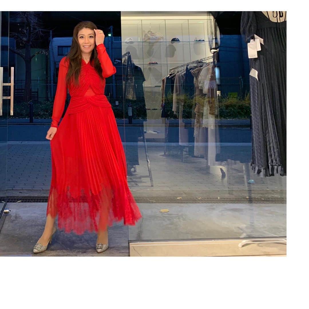 のインスタグラム：「#selfportrait  Red  パワードレスを着て。 #dress @mrselfportrait  #shoes @manoloblahnik  #earrings @chloe   何シーズンか前の#セルフポートレート  に#マノロブラニク キラキラ#ハンギシ   #良いもの好きなものを長く愛そう   3枚目はかわいいかわいいホワちゃんと2ショット♡  @iza_official  SHOPIZA.com  #aboutyesterday  #izastagram」