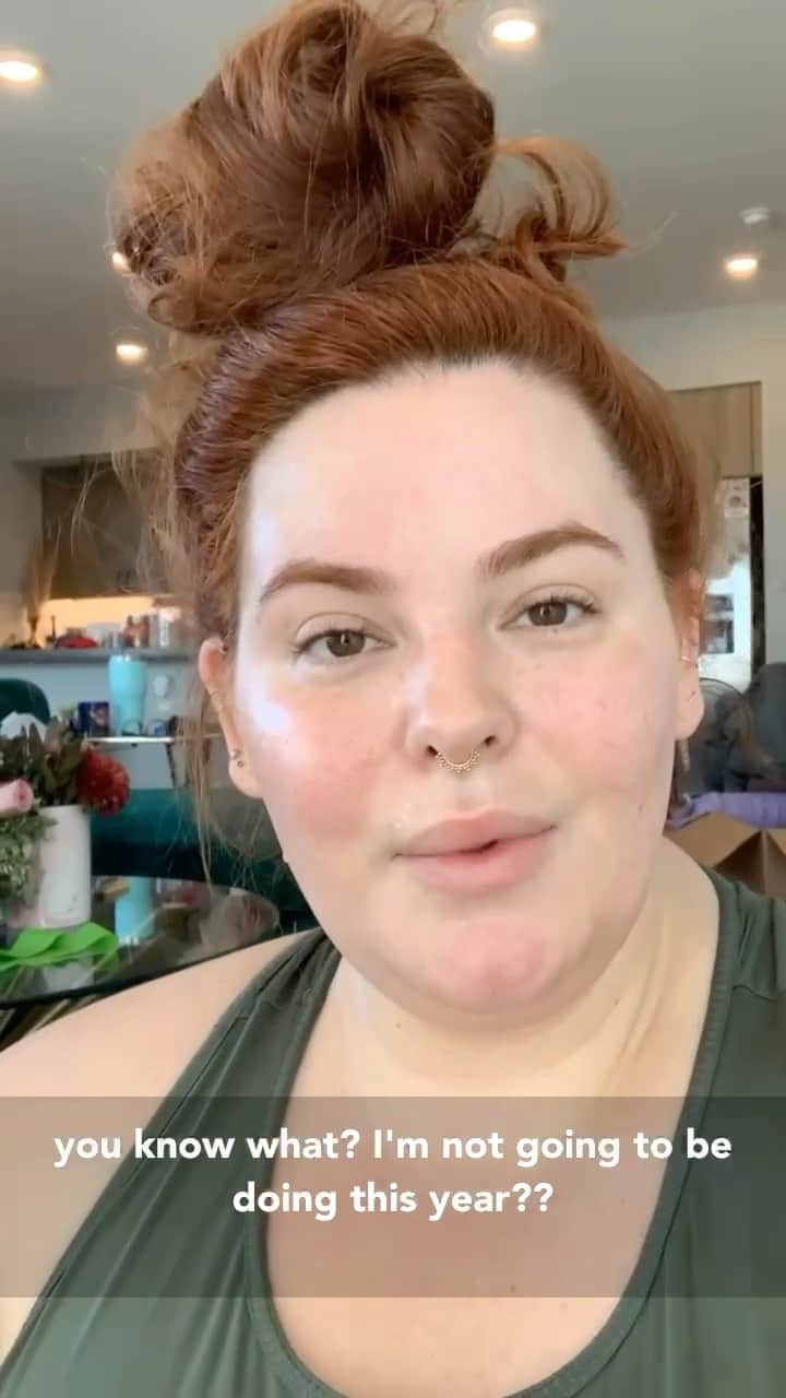 テス・ホリデーのインスタグラム：「My first post of 2021 is literally me ranting LOL go figure! But it’s important so please watch/listen. ♥️Plus size/Fat bodies are literally used as props and weaponized against us constantly. We are sold the idea of “good fatties” vs “bad” when the reality is, we don’t owe health to anyone. I am no longer sharing my workouts as proof that I move my body so that it can be used to further perpetuate the toxic way we view and treat larger bodies. No one is more worthy of being loved and accepted just because they workout or have a toned body. My job on this earth is solely to help others come to a place of accepting and hopefully loving their bodies now, that’s it. Whatever you do with your body is your business, no one else’s. What I’m not going to do this year is allow anyone to diminish who I am & my wonderful, beautiful body because they are uncomfortable. Stay uncomfortable. I’ve got work to do. Love y’all. Happy New Year♥️」