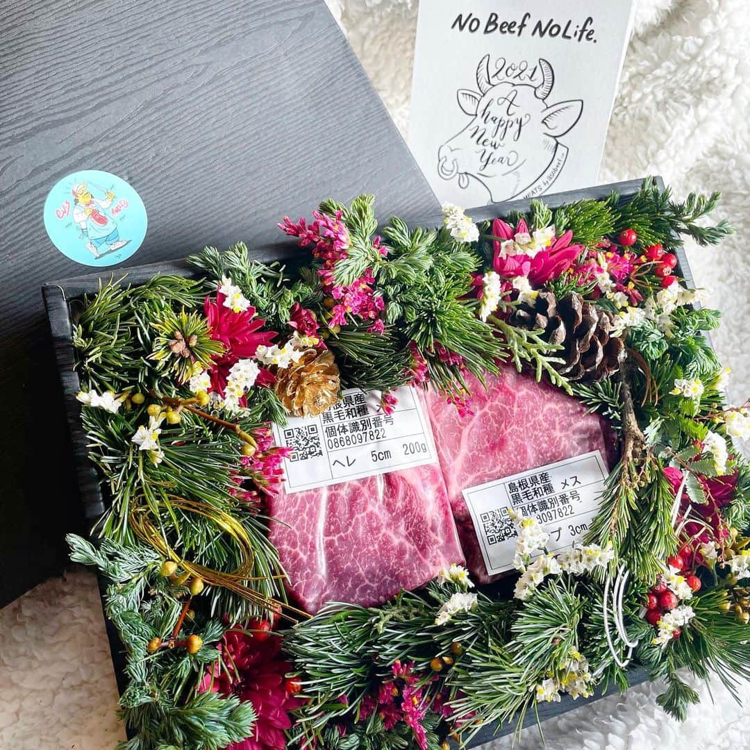 みき みーやんさんのインスタグラム写真 - (みき みーやんInstagram)「お花とお肉の贈り物💐🐄 @evis_meats @nikulaibergmann  . お肉も美味しいし お花も可愛いし こんなん贈られたら 最高に嬉しいよね🤤💕 . ってかこんな素敵な贈り物があるなんて 知らんかったからみんなにも広めたいわっ！笑 . . お祝いの日にいかがですか🤤❤？ . #お取り寄せグルメ#お取り寄せ#お取り寄せ肉#お年賀#贈り物#プレゼント#誕生日プレゼント#記念日プレゼント#お祝い#黒毛和牛#生花#ドライフラワー#肉#ステーキ#ローストビーフ#フォトジェ肉#ヘレステーキ#おうち時間#お家時間#おうちごはん#おうちご飯#おうちごはんlover#お肉大好き#お肉料理#お肉好き#お年賀ギフト#肉スタグラム#pr」1月4日 10時57分 - mi_yan0101