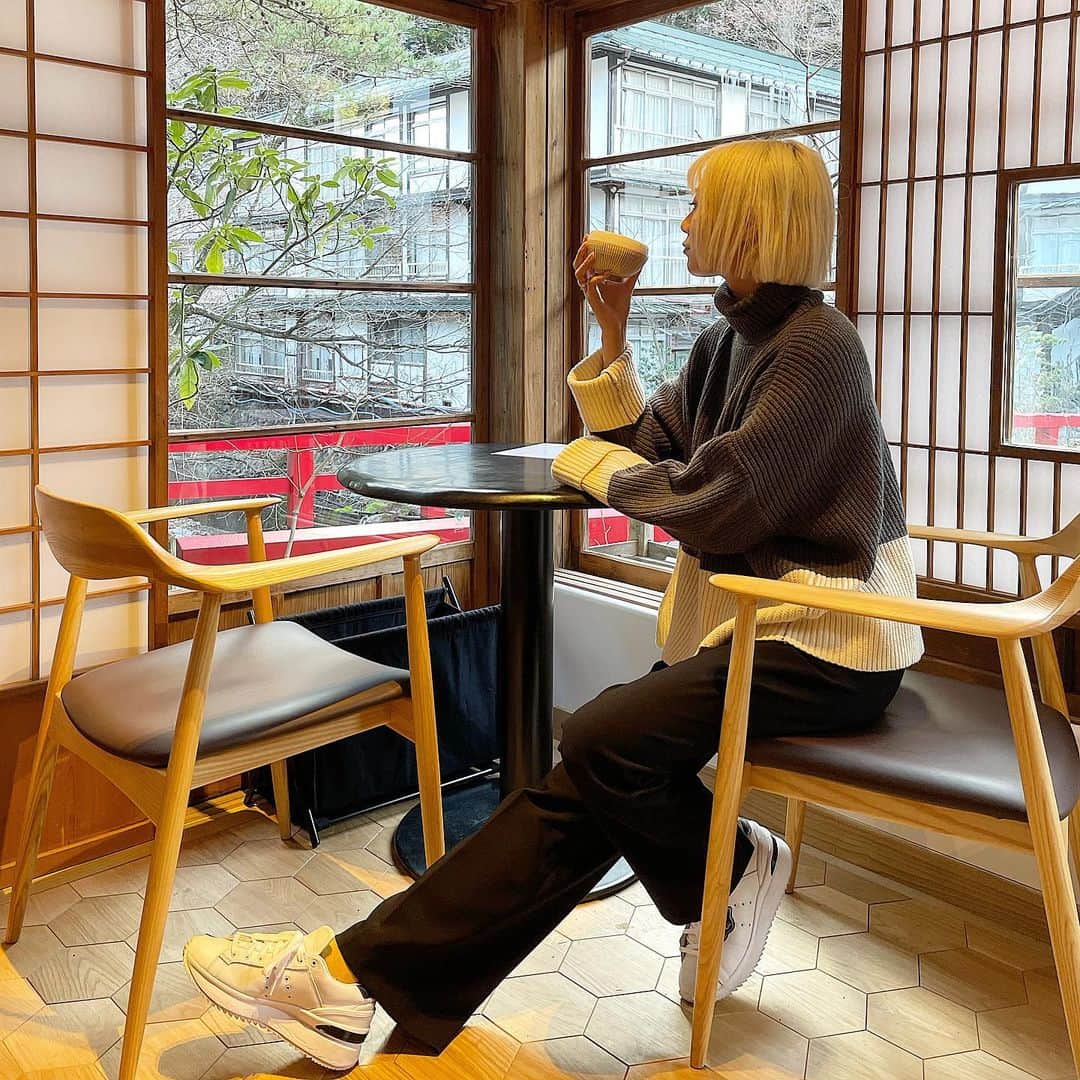 のインスタグラム：「【薬膳や向新で大騒ぎ🔥まじで三十路黙れ☺️】﻿ ﻿ 積善館本館の橋の横にあるイケカフェで盛大にいろんなもの頼んで大騒ぎしながらカフェして大満足。笑﻿ ﻿ どこで撮っても映えすぎるからついついはしゃいじゃった☺️﻿ ﻿ 2階にはもっと映えポイントがあったことを後で調べて知るという、、というか11月にオープンしたばっかなんだね！﻿ ﻿ @moriharuna71 ちゃんのニットがあったかくて中に寒い日にはこれ最高👍﻿ ﻿ #積善館本館#積善館﻿ #群馬#群馬観光#群馬旅行#群馬の旅#群馬県﻿ #gunma#千と千尋#千と千尋の神隠し#千と千尋の神隠しの舞台  #薬膳カフェ#薬膳や向新#薬膳や#向新#yakuzenya」