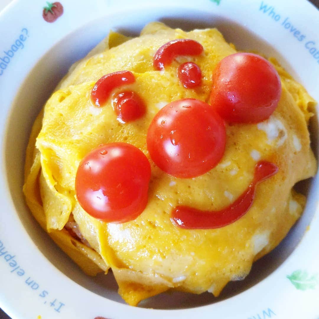 吉村美樹さんのインスタグラム写真 - (吉村美樹Instagram)「昨日のお昼ごはんから通常運転☺朝はパン、昼はご飯系か麺系🍚主人が『風の谷のナウシカ』の王蟲みたいにトマトを乗せてきたので、アンパンマンにチェンジ（笑）娘の食い付き方が、見た目でも変わります🐣アンパンマンは、みんなのヒーロー!! #アンパンマン #オムライス #ケチャップライス #小松菜とソーセージと玉ねぎと人参 #何でも入れちゃう #2歳10ヶ月 #緊急事態宣言 #出るのかな #2021年 #コロナに負けるな #アンパンマンパワー」1月4日 10時51分 - yoshimuramiki0911