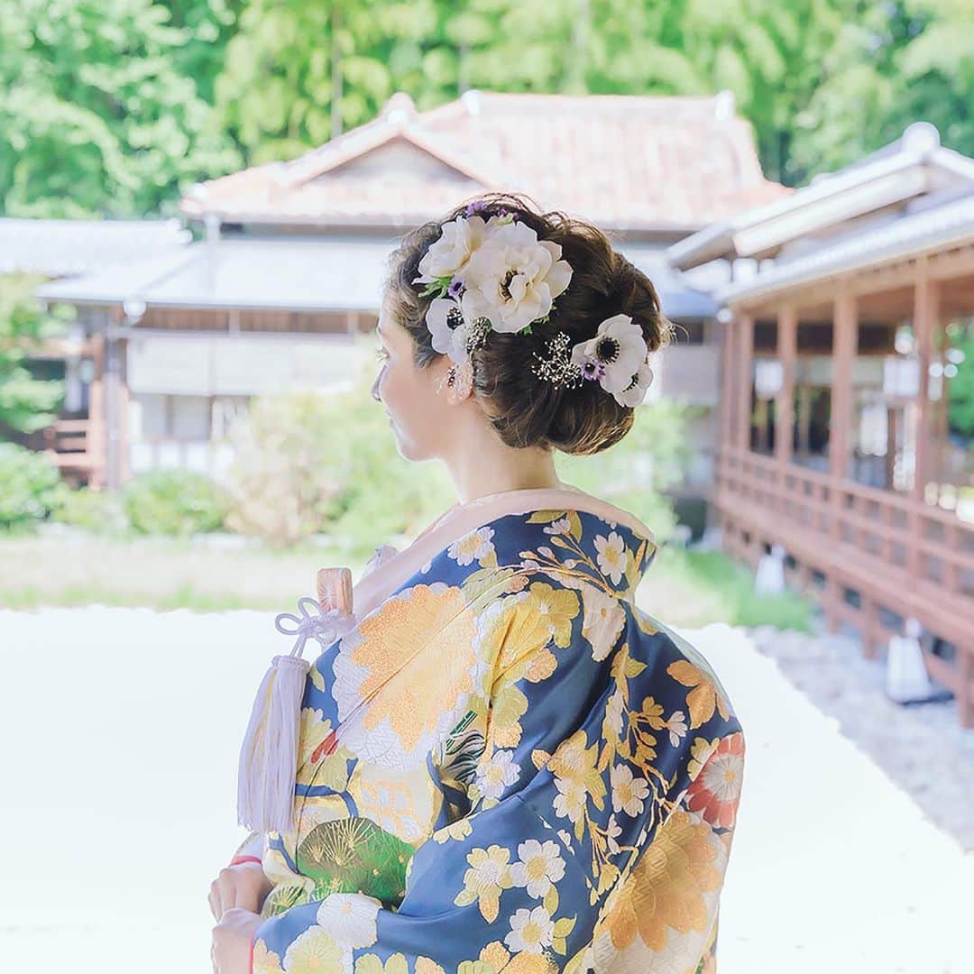 CLAIREのインスタグラム：「青の打掛に白いお花のヘアアレンジで、爽やかさ最強です✨ ・ @clairebridalstudio」