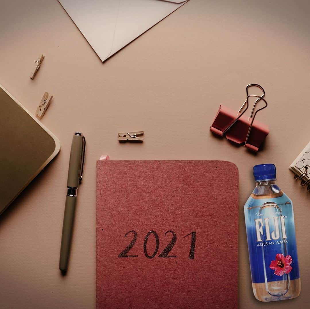 FIJIWaterJapanのインスタグラム：「今年の目標決めましたか❔ ステキな一年にしましょう🙌💙  #フィジーウォーター #fijiwater  #ミネラルウォーター  #水分補給　#lifewithfijiwater」