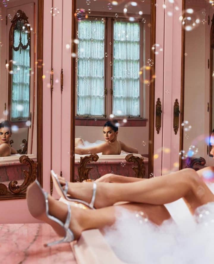 ワイルドフォックスクチュールさんのインスタグラム写真 - (ワイルドフォックスクチュールInstagram)「That first Sunday night of the year feeling 🛁#wildfoxcouture #kendalljenner  #bubbles #bubbly #pink」1月4日 11時00分 - wildfoxcouture