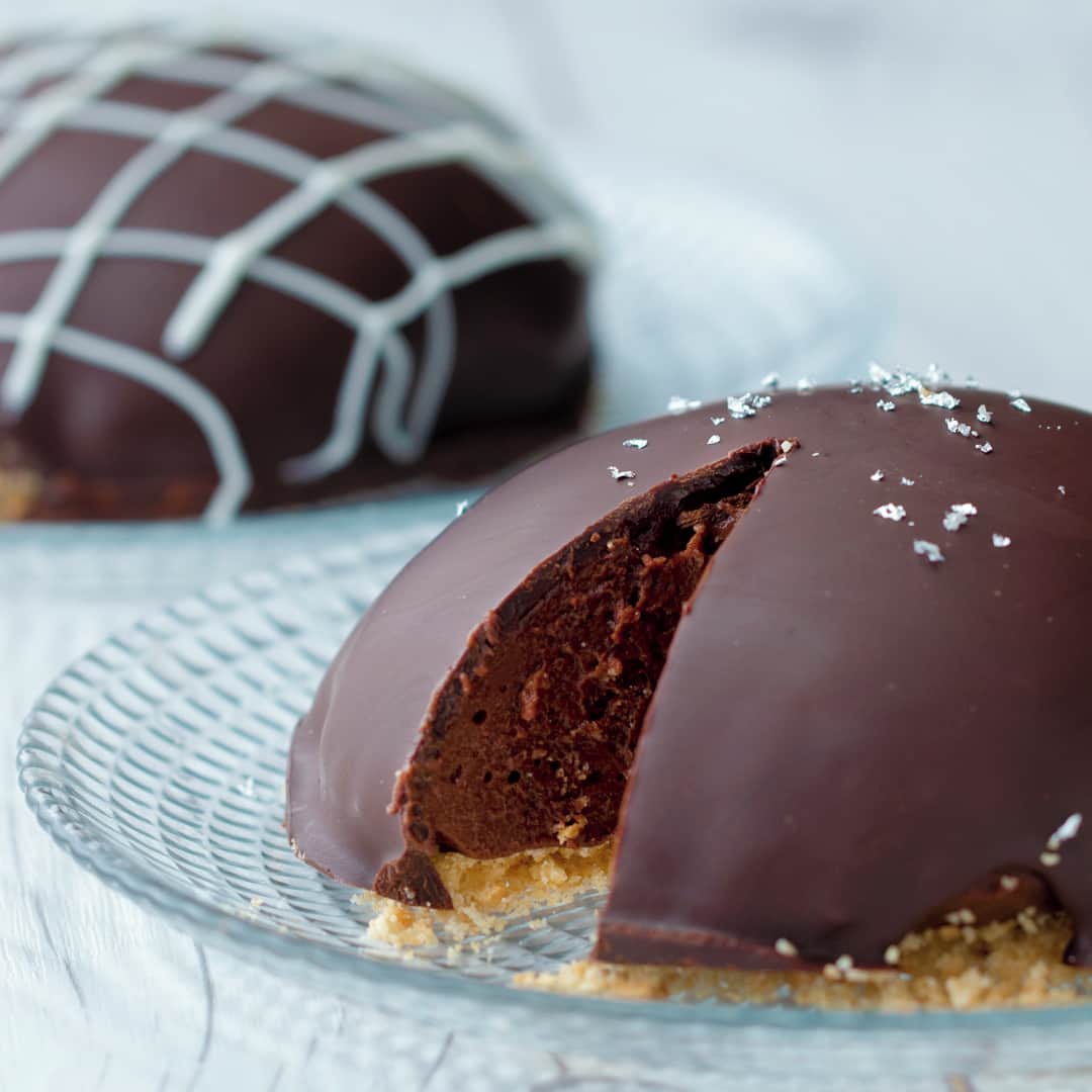 Tasty Japanさんのインスタグラム写真 - (Tasty JapanInstagram)「濃厚💕チョコドームケーキ〜お椀で作れる♪〜 / Rich Chocolate Dome Cake⁣ ㅤㅤㅤㅤㅤㅤㅤㅤㅤㅤㅤㅤㅤ⁣ 作ったら #tastyjapan をつけて投稿してくださいね！✨⁣ ㅤㅤㅤㅤㅤㅤㅤㅤㅤㅤㅤㅤㅤ⁣ レシピはこちらをご覧ください♪⁣ ㅤㅤㅤㅤㅤㅤㅤㅤㅤㅤㅤㅤㅤ⁣ チョコドームケーキ⁣ 小さめのお椀(150ml程度) 2個分⁣ ㅤㅤㅤㅤㅤㅤㅤㅤㅤㅤㅤㅤㅤ⁣ 材料：⁣ ■チョコムース⁣ マシュマロ 100g⁣ チョコレート（刻む） 80g⁣ 牛乳 200ml⁣ ビスケット 60g⁣ 溶かしバター（無塩） 20g⁣ ㅤㅤㅤㅤㅤㅤㅤㅤㅤㅤㅤㅤㅤ⁣ ■コーティング⁣ チョコレート（刻む） 100g⁣ サラダ油 大さじ1⁣ ㅤㅤㅤㅤㅤㅤㅤㅤㅤㅤㅤㅤㅤ⁣ 銀粉 適量⁣ チョコペン（白） 適量⁣ ㅤㅤㅤㅤㅤㅤㅤㅤㅤㅤㅤㅤㅤ⁣ 作り方：⁣ 1.ジップ付きの袋にビスケットを入れて、めん棒で叩いて細かく砕く。溶かしバターを加えてよく揉み込む。クッキングシートを敷いたバットに敷き詰め、冷蔵庫に入れて30分冷やし固める。⁣ ㅤㅤㅤㅤㅤㅤㅤㅤㅤㅤㅤㅤㅤ⁣ 2.チョコムースを作る。鍋に牛乳を入れて火にかけ、沸騰直前まで温まったらマシュマロを加えて溶かし混ぜる。⁣ ㅤㅤㅤㅤㅤㅤㅤㅤㅤㅤㅤㅤㅤ⁣ 3.ボウルにチョコレートを入れ、(2)を少しずつ加えてよく溶かし混ぜる。⁣ ㅤㅤㅤㅤㅤㅤㅤㅤㅤㅤㅤㅤㅤ⁣ 4.お椀にラップを敷き、(3)を流し入れ、冷蔵庫で2-3時間冷やし固める。⁣ ㅤㅤㅤㅤㅤㅤㅤㅤㅤㅤㅤㅤㅤ⁣ 5.(4)をひっくり返して(1)の上に取り出し、ムースの底に合わせて包丁でビスケットをカットする。冷凍庫で30分ほど冷やす。⁣ ㅤㅤㅤㅤㅤㅤㅤㅤㅤㅤㅤㅤㅤ⁣ 6.コーティング用のチョコレートを湯煎（45℃程度）にかけて溶かし、サラダ油を加えてなめらかになるまで混ぜる。⁣ ㅤㅤㅤㅤㅤㅤㅤㅤㅤㅤㅤㅤㅤ⁣ 7.湯煎から外して氷水にあて、とろみが付くまでかき混ぜながら冷ます。⁣ ㅤㅤㅤㅤㅤㅤㅤㅤㅤㅤㅤㅤㅤ⁣ 8.(7)を(6)のムース全体にかけ、冷蔵庫で2-3時間冷やす。表面が固まったら、銀粉やチョコペンでデコレーションして、完成！⁣ ㅤㅤㅤㅤㅤㅤㅤㅤㅤㅤㅤㅤㅤ⁣ #料理 #手料理 #レシピ #料理動画 #クッキング #美味しい #tastyjapan #buzzfeed #cooking #tasty #japan #food #バズりスイーツ #バズりごはん」1月4日 11時01分 - tastyjapan