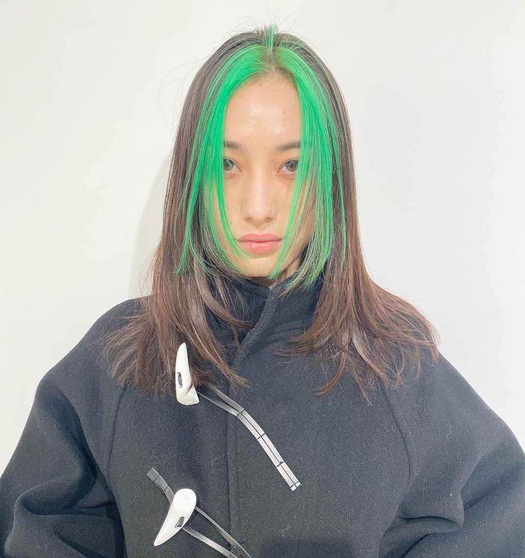 Sachiのインスタグラム：「Pop up point color 🌍 期間限定のカラーだけど NewなRisaちゃんが見れたね🧠💚 らしい、Nerd感はmustに🖖🏻 . 出会った頃は高校生くらいだっなかな.. ワンレンロングヘアーが懐かしいね。 最近は、 レイヤースタイルにしたり長さをミディアムにしたり、 moodをshareして一緒にhairを楽しんだね。 今年もNew hairしよーね✌🏻 . BiG LoVE!!!! . #SHIMA#hair#girl#tokyo #shima_sachi」