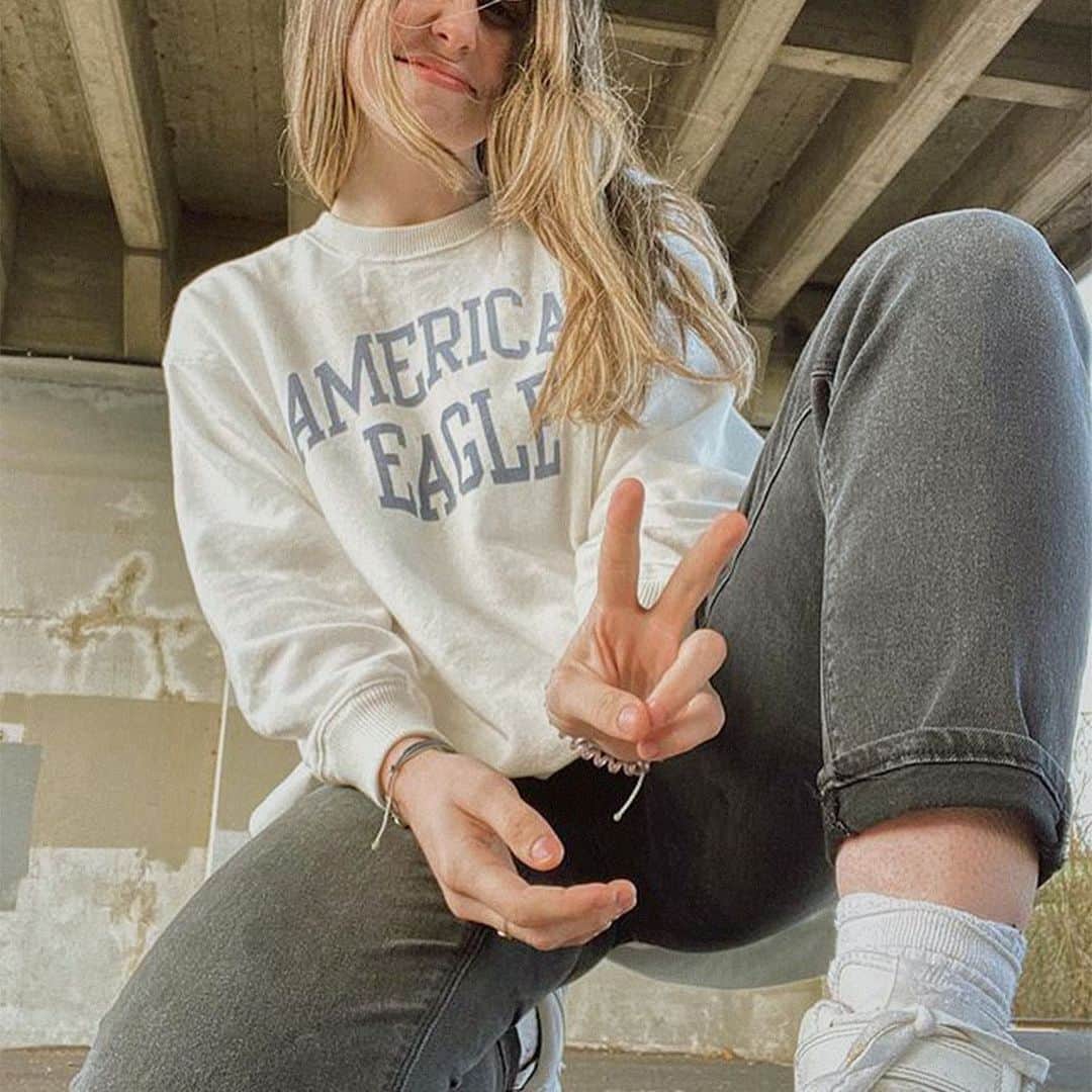 American Eagleのインスタグラム：「We’re beginning to think you love our Mom Jeans… 😉❤️ @freyaconnorrr @michelleejadee @liv_simon54 #myAEambassador」
