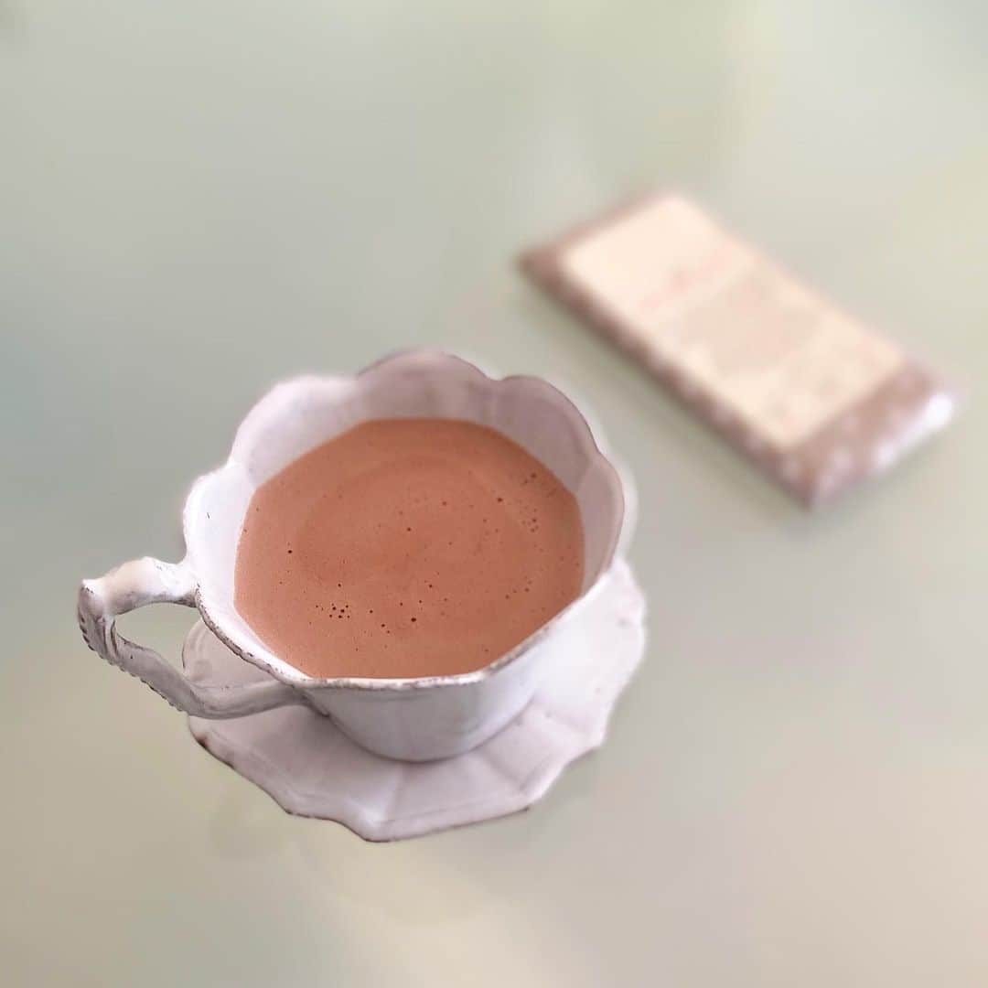 市川歩美のインスタグラム：「今朝のホットチョコレートです♡ ダンデライオン・チョコレートのコスタリカ産カカオ85%のチョコレートバーでつくりました。  わたしオリジナル「板チョコホットチョコレート」は、板チョコをナイフで刻んで、お鍋であたためたミルクにかき回しながらとかすだけ♡  カンタンほかほかでおいしいです。詳しくはまたチョコレートジャーナルなどで書きますね♡  #ilovechocolate  #chocolat #chocolatelovers  #chocolate #チョコレート #チョコレート大好き #チョコレート好き #ショコラ #チョコレート好きと繋がりたい #チョコレートケーキ #カカオ #cacao #ホットチョコレート #ビーントゥーバー #ダンデライオンチョコレート#チョコレートドリンク」