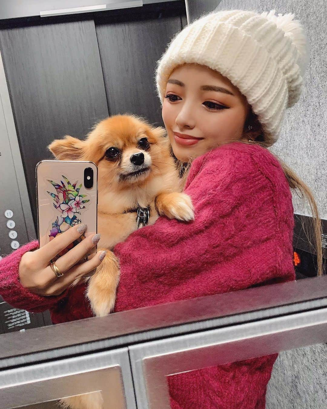 ちゃんもりさんのインスタグラム写真 - (ちゃんもりInstagram)「子供みたいな我が子🐕🧡 おにい家族と過ごす毎日でワイも早く家族がほしいと思った年末年始👶🏻 おみくじは安定の大吉⛩❤︎ 1番重要な待人は突然くるでしょう。でした👫🏽欲を言えば何月か書いといてほしいナ . . . #沖縄#沖縄移住#沖縄ライフ#沖縄ガール#沖縄好き#自撮り#ニットコーデ#冬コーデ#冬服コーデ#ピンクメイク#ピンクコーデ#ケーブルニット#estoreja#estorejaコーデ#愛犬のいる生活#犬のいる生活#estorejasnap#okinawa#okinawalife#okinawa_love#okinawaisland#okinawagram#pinkmakeup#knitcap#winterfashion#okinawagirl#selfie#makeup#japanesegirl」1月4日 11時22分 - xx817.a