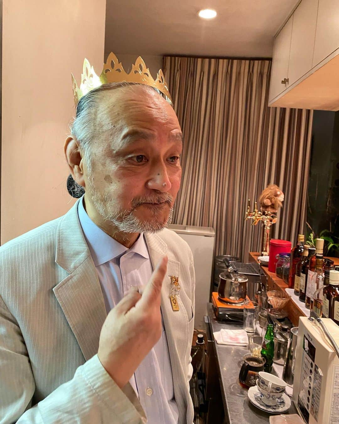 内田朝陽のインスタグラム：「👑父が王様な今年　 ※English under japanese ・ ロブションのガレット・デ・ロアを頂いたので切り分けて食べました。 父の選んだカットにアーモンド。 ご満悦で王冠をお召しになりました。  My father is a king.  Almonds were in the galette cut he chose.  He wore a crown with a good face.  That was unexpected to me.  Have a nice New Year.  ・ #父　#王様　#満更でもない　#むしろノリノリ　#お洒落さんと繋がりたい #ガレットデロワ #galettedesrois #father」