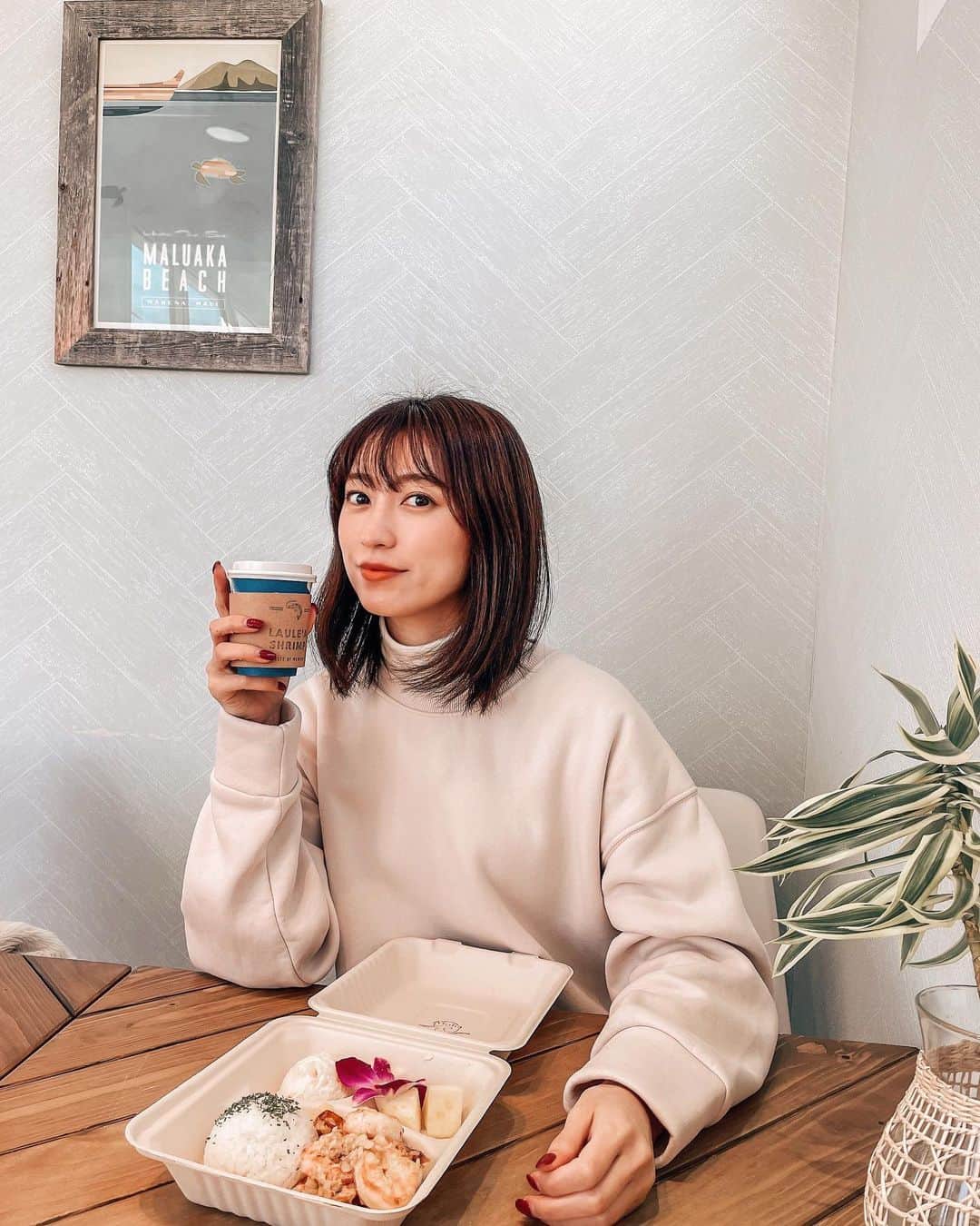 のインスタグラム：「改めて福岡は素敵な街😭💓﻿ ﻿ ﻿ 昨日糸島の牡蠣小屋行って、﻿ 近くにLAULE'A SHRIMPというガーリックシュリンプのお店があるから行ってきた🍤﻿ ﻿ ハワイの曲が流れてて〜🌴﻿ 昨日天気も良かったからホント気持ちよかった〜！﻿ ﻿ ガーリックシュリンプも凄く美味しかったです🙏またまたまた、ハワイが恋しくなりました🥲﻿ ﻿ ﻿ 福岡にいるとずっとなんか食べちゃうな〜〜！﻿ ﻿ ﻿ ﻿#糸島 #lauleashrimp #牡蠣小屋 #糸島カフェ #ガーリックシュリンプ #福岡カフェ #糸島ランチ #カフェ巡り」