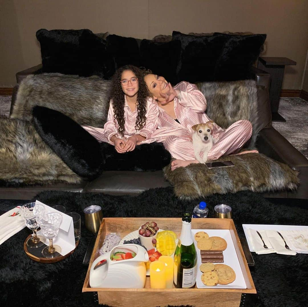 マライア・キャリーさんのインスタグラム写真 - (マライア・キャリーInstagram)「First girls night of 2021! Sparkling apple cider, mangos, strawberries, cookies, and... Mean Girls, duh! 💅💅❤️❤️」1月4日 11時32分 - mariahcarey