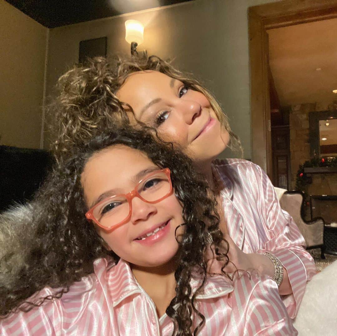マライア・キャリーのインスタグラム：「First girls night of 2021! Sparkling apple cider, mangos, strawberries, cookies, and... Mean Girls, duh! 💅💅❤️❤️」
