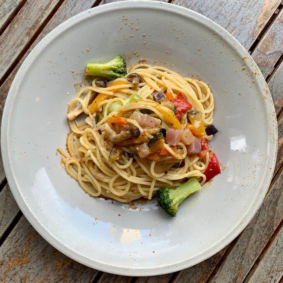 のインスタグラム：「〈Weekly Pasta〉 10種野菜のラグー カラスミがけ ¥1,100  かぼちゃ、ブロッコリー、玉ねぎ、人参、パプリカなど 10種の野菜を、 低温で長時間炒めることによって野菜の旨さを引き出しています。  深みのある旨味のカラスミがアクセントのウィークリーパスタ、今週も是非 渋谷リゴレットでお待ちしております！  ≪ALL NATURAL≫﻿ NO MSG and ZERO TRANS FAT,ORGANIC SUGAR,NATURAL SALT﻿ ​ ​ THE RIGOLETTO（渋谷） [Access] 東京都渋谷区渋谷1-23-21 渋谷キャストGF/1F ​ [Hours] 月～木 11:30-24:00 金・土 11:30-26:00 日 11:30-23:00 ​ [Tel] 03-6631-1129 ​ [Web] http://www.rigoletto.jp/shibuya/ ​ ▼ご予約はプロフィールページ @rigoletto_shibuya のリンクより ​ ​ #huge_restaurant #huge_rigoletto #therigoletto #rigoletto #italian #spanish #spanishitalian #italianfood #shibuya #winecellar #shibuyarestaurant #bar #shibuyabar #リゴレット #スパニッシュイタリアン #イタリアン #スパニッシュ #渋谷イタリアン #渋谷レストラン #渋谷グルメ #渋谷ランチ #渋谷ディナー #渋谷バー」