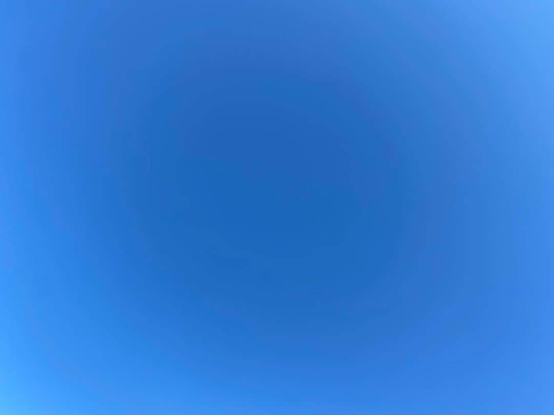 水村リアさんのインスタグラム写真 - (水村リアInstagram)「ℍ𝕒𝕡𝕡𝕪 ℕ𝕖𝕨 𝕐𝕖𝕒𝕣 𝟚𝟘𝟚𝟙🦬﻿ ﻿ ﻿ 本年もどうぞよろしくお願いします。﻿ ﻿ ﻿ 毎年、元旦は良いお天気な気がします。﻿ 今年も東京は真っ青すぎる空に恵まれました。﻿ 空を撮ったまま自分を撮ったら﻿ デコが相当広く写りました。。﻿ ﻿ ﻿ 2021年は時間をもっと大事に過ごしたい😇﻿ ﻿ 色々目標はあるけども、﻿ 一日お水1.5ℓを飲むことを一つの目標にしました✊﻿ いよいよウォーターサーバーを頼むか﻿ とても迷います。。。﻿ ﻿ ﻿ 初心を忘れずに﻿ 基本に忠実に﻿ たまには道を外して﻿ 今年も頑張ります🦈﻿ ﻿ ﻿ ・﻿ ・﻿ ・﻿ ﻿ #あけましておめでとうございます2021﻿ #2021年﻿ #1月4日﻿ #🦈﻿ #rayofthespeed﻿」1月4日 11時31分 - leah_mizumura