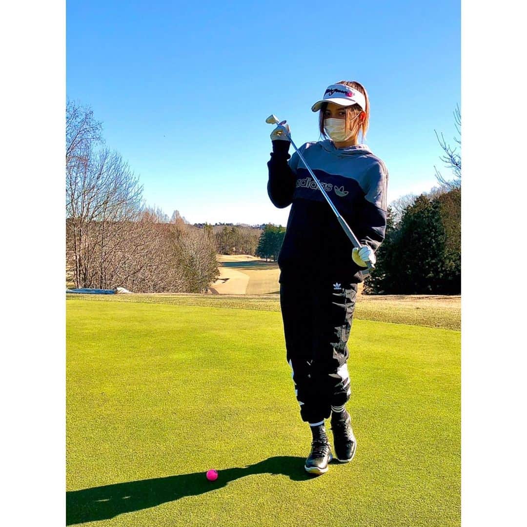 のインスタグラム：「今日は2021年初打ち🏌️‍♀️してきた‼️  実は去年から密かにハマってるの！笑 ホントはもっと女の子らしい 可愛いウェア持ってるんだけど、 季節的に寒いから今日は防寒重視😂笑  打ちっ放し3回でコースデビューして はや4回目だけど、 全然まだ下手くそで今日は落ち込んだ😭  ドライバーは神的に真っ直ぐ 結構飛ぶんだけど、 ウッドがまだ上手く当たらなくて… スコアが全然伸びない。。  もっともっと上手くなりたいから ゴルフレッスン通おうかな！  いつかファンのみんなと行く ゴルフイベントやりたいねー✨  そのために頑張るね‼️  #talent #model #actress #グラビア #golf #ゴルフ女子 #初心者 #趣味 #楽しい #wear」
