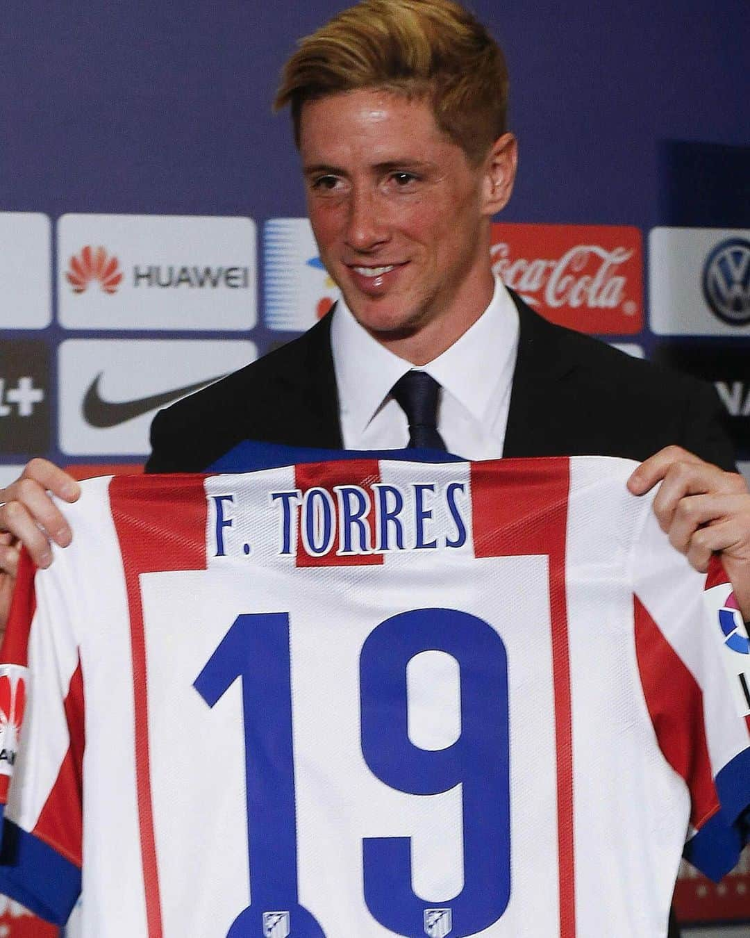 LFPさんのインスタグラム写真 - (LFPInstagram)「04/01/2015 🔙🗓  ❤️🤍 #OnThisDay 6️⃣ years ago, ‘The Kid’ @fernandotorres returned to @atleticodemadrid!   ❤️🤍 𝐄𝐥 𝐫𝐞𝐠𝐫𝐞𝐬𝐨 𝐝𝐞 '𝐄𝐥 𝐍𝐢𝐧̃𝐨'.   🔙👏 ¡Hace 6️⃣ años, Torres volvía al club de su corazón, el Atleti!  #TalDiaComoHoy #Torres #Atleti #LaLigaSantander #LaLiga #LaLigaHistory」1月4日 21時00分 - laliga