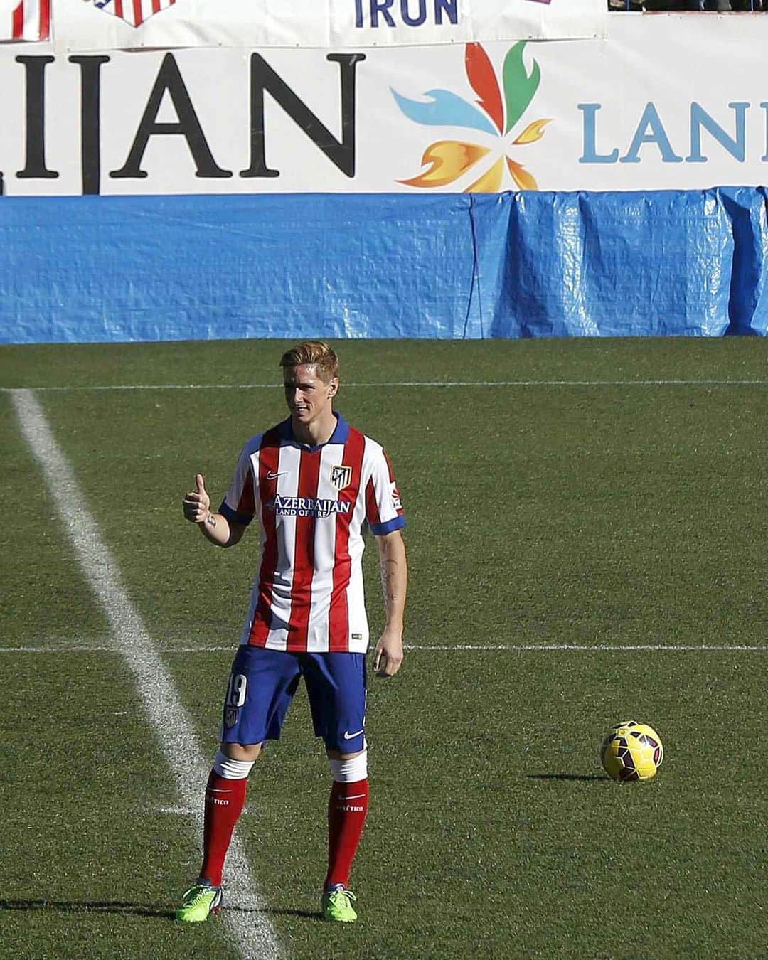 LFPさんのインスタグラム写真 - (LFPInstagram)「04/01/2015 🔙🗓  ❤️🤍 #OnThisDay 6️⃣ years ago, ‘The Kid’ @fernandotorres returned to @atleticodemadrid!   ❤️🤍 𝐄𝐥 𝐫𝐞𝐠𝐫𝐞𝐬𝐨 𝐝𝐞 '𝐄𝐥 𝐍𝐢𝐧̃𝐨'.   🔙👏 ¡Hace 6️⃣ años, Torres volvía al club de su corazón, el Atleti!  #TalDiaComoHoy #Torres #Atleti #LaLigaSantander #LaLiga #LaLigaHistory」1月4日 21時00分 - laliga