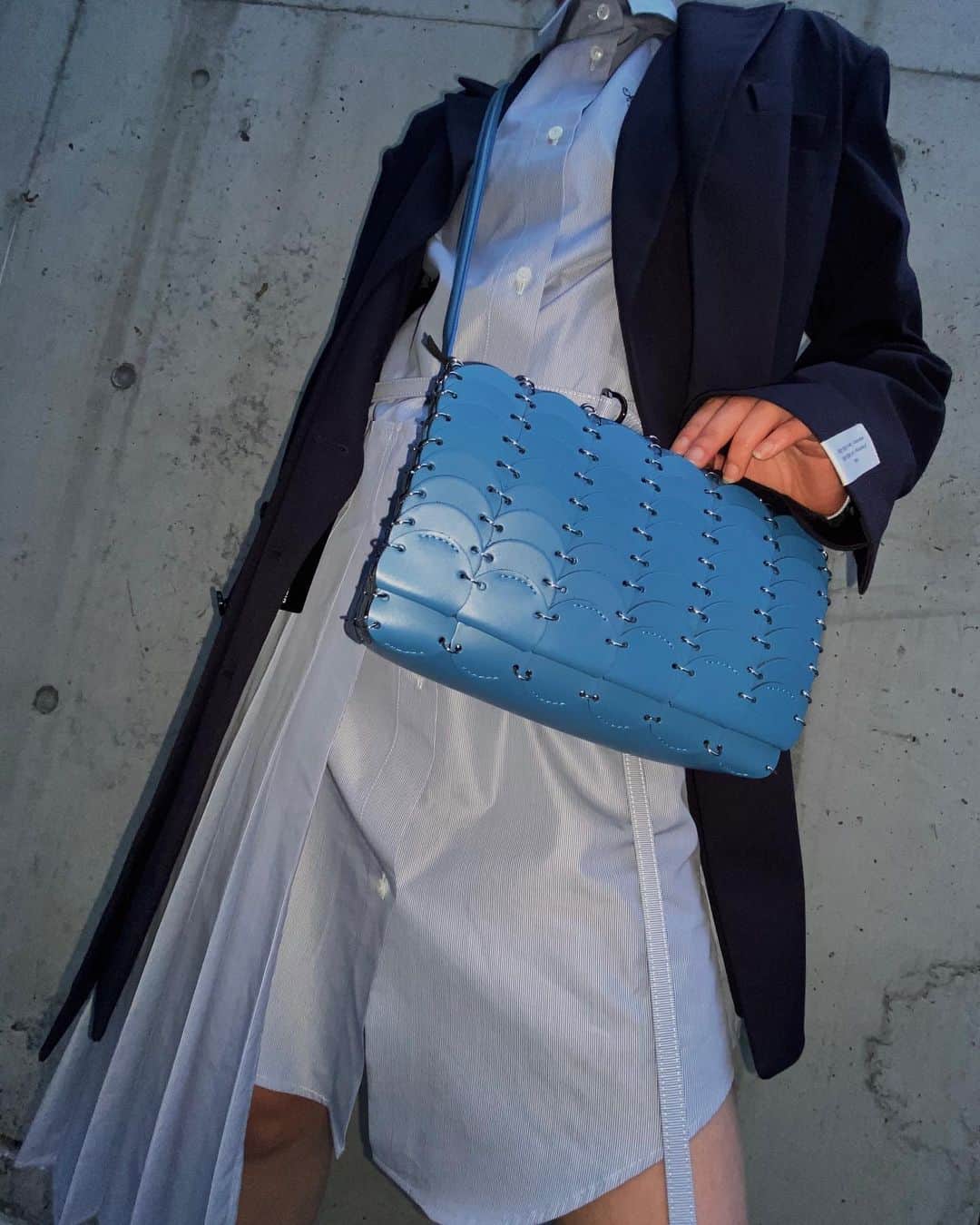 リステアさんのインスタグラム写真 - (リステアInstagram)「Color BLUE💙 >>> @pacorabanne   ✔️Pacoio Flap ¥89,000 + Tax  ✔️Double Belt Jacket ¥123,000 + Tax @rokhofficial  ✔️Striped Popeline Plisse Shirt Dress ¥112,000 + Tax @off____white   @restirofficial  RESTIR.com RESTIR STYLISTS APP RESTIR BOUTIQUE  #restir #リステア #pacorabanne #パコラバンヌ #bag #鞄 #バッグ #rokh #ロク #ジャケット #offwhite #シャツワンピース #womensfashion #womenstyle」1月4日 20時55分 - restirofficial