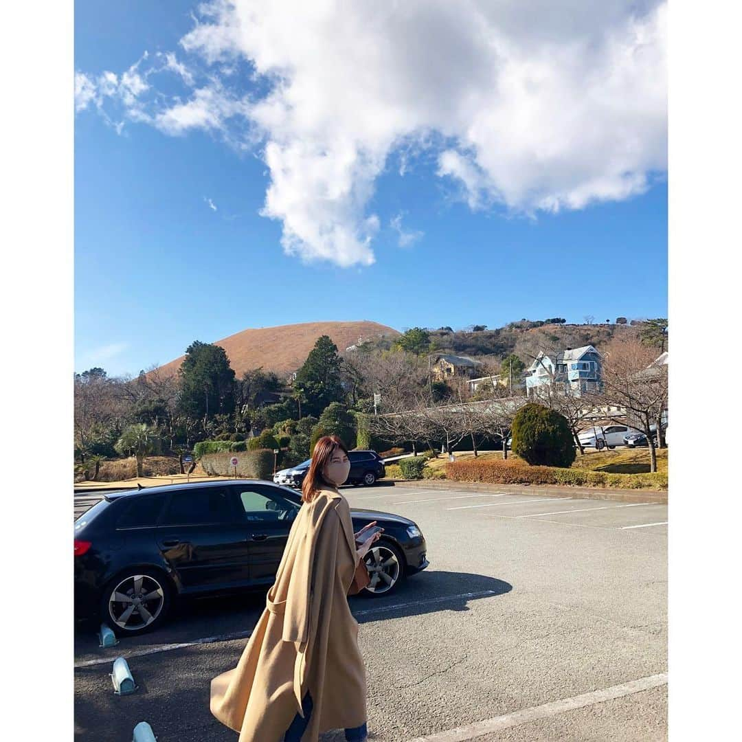 Mica Taniguchiさんのインスタグラム写真 - (Mica TaniguchiInstagram)「𝑐𝑎𝑚𝑒𝑙/𝑑𝑒𝑛𝑖𝑚 定番のキャメルとデニム ロンTと靴下三つ折り 素敵な人の真似っこ！ . お正月明けは雲が綿菓子のようで きもち良いお天気でしたね🌤 . . 𝑐𝑜𝑎𝑡 @norc.jp #norc #norcbytheline  𝑙𝑜𝑛𝑔𝑡 @styledeli_official #styledeli 𝑘𝑛𝑖𝑡 @kyoko_kikuchi_official #kkcloset  𝑑𝑒𝑛𝑖𝑚 @agolde #agoldejeans  𝑠𝘩𝑜𝑒𝑠 @rockport_jp #rockport」1月4日 20時58分 - mica_taniguchi