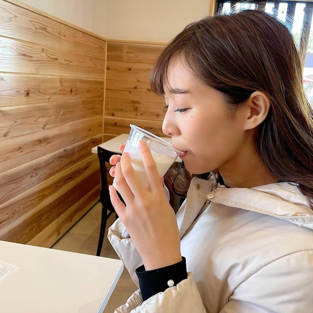 小野澤玲奈さんのインスタグラム写真 - (小野澤玲奈Instagram)「初日の出を見たあとに 牧場で　牛だ〜！と走って近づいていったら 新年早々派手に転びました😥  初買いはキズパワーパッド🩹  今年はもう走らない 🐮のようにゆっくり歩く  いろんな恵みをくれる🐮さん 今年モーお世話になります🥛  一歩一歩ゆっくり前へ。れなを  #うし #丑年  #いでぼく #🐮  #カウリゾート #富士山 #富士宮 #富士宮カフェ #shizuokalife」1月4日 21時09分 - reina.onozawa