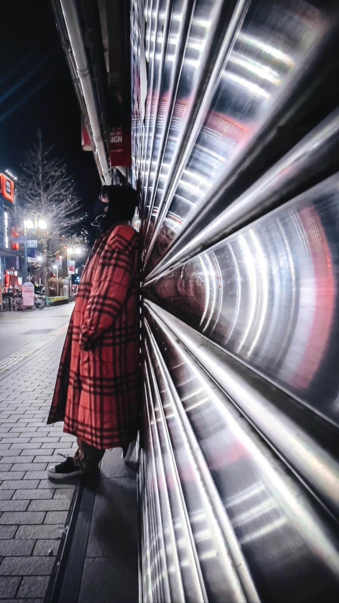 R̸K̸のインスタグラム：「Shooting the portrait on the streets of Shinjyuku. This time I took the photo with iPhone. This is how to movie with using security shutters of the shop. ・ #reels #instagramreels #photographytutorial #howto #widelens #smartphonetips #photographytips #reelsofinstagram #reelsininstagram #tips #shotoniphone12promax」