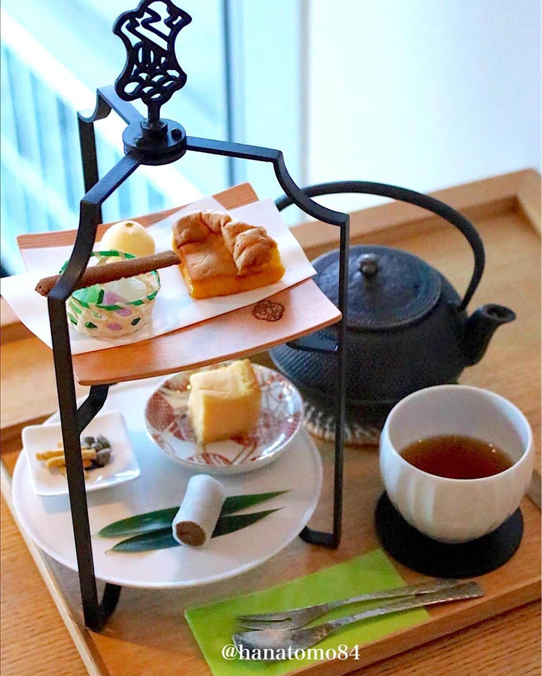 のインスタグラム：「. . .  渋谷ヒカリエの5階にある『茶庭 然花抄院 @zenkashoin』は 京都の室町に本店を構える人気の菓子店 . オススメは「菓樂(和のアフタヌーンティー)」(1,870円) . 8品のお菓子が楽しめる然花抄院のアフタヌーンティーは 1つ1つがとっても繊細。 . 〜上段〜 ⚪︎「然」カステラ→黄身味の濃い紙焼きカステラ ⚪︎芽恋華 柚子→柚子の風味豊かなメレンゲ菓子 ⚪︎虹の花菓等→リンゴ、ハッカ、ブドウの寒天菓子 ⚪︎薪→黒糖風味の棒状煎餅 . 〜下段〜 ⚪︎匠珍→はったい粉と小豆、生クリームを合わせた餅をもっちりした求肥で包んだお菓子 ⚪︎宝卵→カステラにカスタードクリームを流し込んで焼き上げたお菓子 ⚪︎玉しぐれ→磯の香りと山椒の風味の佃煮 ⚪︎こんぶ茶あられ . 日本茶/コーヒー/紅茶/ソフトドリンク/抹茶(＋110円) . 個人的には「然」カステラが1番美味しかった！ 卵の風味がしっかりと伝わり、とにかく濃厚！ もう少し水分量を多くすればもっと美味しいかも。 . ちなみに窓側の席は景色が最高！ . オススメですよ〜♪ . ————————————————— . 店名 : 『然花抄院 渋谷ヒカリエ ShinQs店』 住所 : 東京都渋谷渋谷2-21-1渋谷ヒカリエ5階 営業時間 :11:00〜20:00 定休日 : 施設に準ずる . ————————————————— . #東京カフェ #東京スイーツ #アフタヌーンティー #渋谷スイーツ #渋谷カフェ #はなとも渋谷」