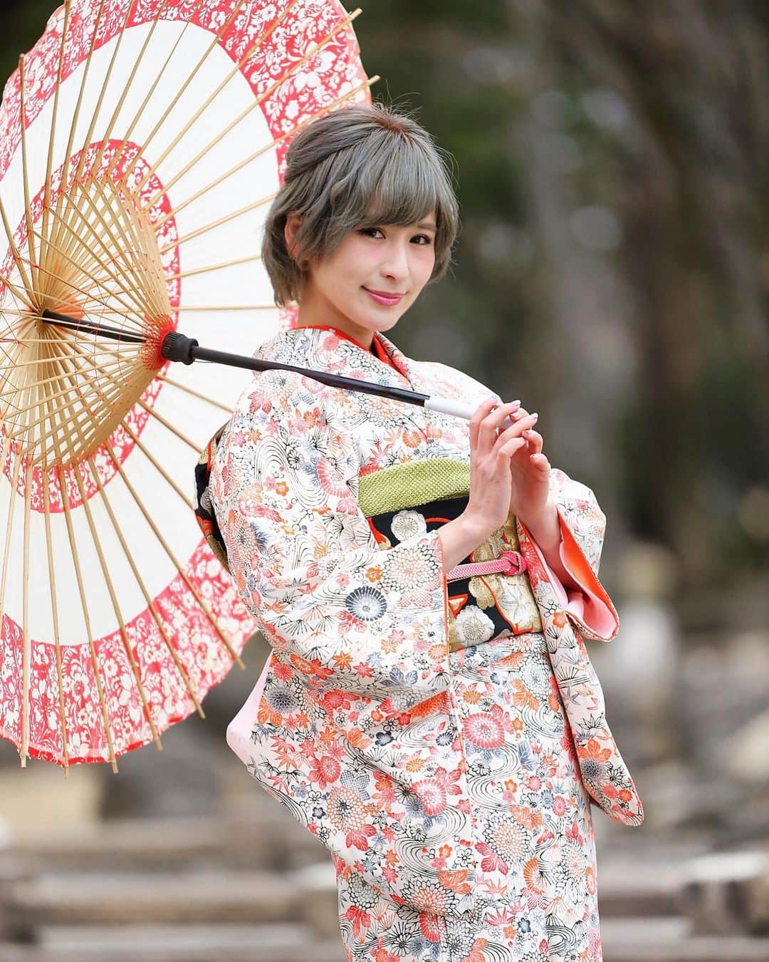 有馬綾香さんのインスタグラム写真 - (有馬綾香Instagram)「晴れ着お写真。  モーメントさんが用意してくれた和傘が着物とばっちり合ってた😂  髪は意外とヤバイ色です😇 カオル君カラーw  #kimono」1月4日 21時04分 - ayakaarima
