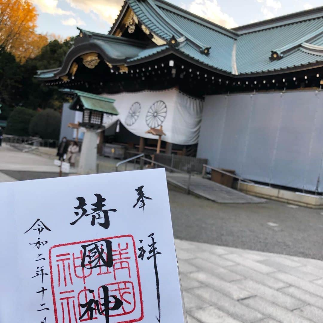 山口託矢さんのインスタグラム写真 - (山口託矢Instagram)「. 去年一人で巡った神社仏閣巡りin東京⛩ せっかくだからと思って 御朱印を集め始めました😬✨ . ↓番号は写真の順番です ①②靖国神社 ③④東京大神宮  ⑤⑥日枝神社 ⑦花園神社 ⑧烏森神社 ⑨⑩明治神宮 . どの神社も都会のビル群の中にあることが僕的には新鮮で幻想的な空間でした😳🍃 . 神社仏閣巡りはあまり密も気にしなくていいので良いですよ😙 . . #神社 #神社巡り #神社仏閣  #靖国神社 #東京大神宮 #日枝神社 #花園神社 #烏森神社 #明治神宮  #御朱印巡り #東京 #tokyo」1月4日 21時05分 - taku_ya_maguchi