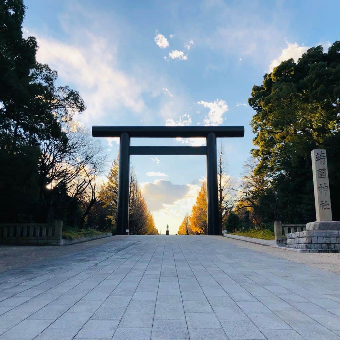 山口託矢のインスタグラム：「. 去年一人で巡った神社仏閣巡りin東京⛩ せっかくだからと思って 御朱印を集め始めました😬✨ . ↓番号は写真の順番です ①②靖国神社 ③④東京大神宮  ⑤⑥日枝神社 ⑦花園神社 ⑧烏森神社 ⑨⑩明治神宮 . どの神社も都会のビル群の中にあることが僕的には新鮮で幻想的な空間でした😳🍃 . 神社仏閣巡りはあまり密も気にしなくていいので良いですよ😙 . . #神社 #神社巡り #神社仏閣  #靖国神社 #東京大神宮 #日枝神社 #花園神社 #烏森神社 #明治神宮  #御朱印巡り #東京 #tokyo」