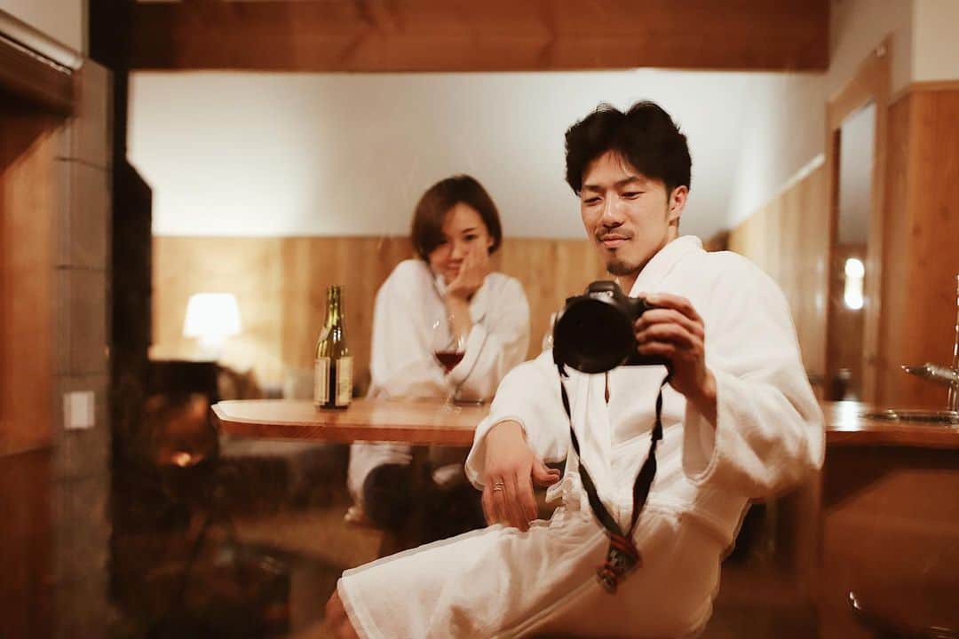 小松あやのインスタグラム：「. Blog更新✍️ 　 旦那さんの夜中の奇行がホラーな件。 そのせいで、初夢見たのに きれいさっぱり忘れてしまいました👴🏼 　 @i_am_ayakomatsu からどうぞお読みください。 　 　 2日続けてAmebaニュース掲載されました🙇‍♂️ いつも読んでくださる皆様、 ありがとうございます✨ 　 　 #仲良し夫婦 #夫婦の時間 #30代夫婦 #再婚 #再婚同士 #結婚生活 #夫婦二人暮らし #夫婦円満」
