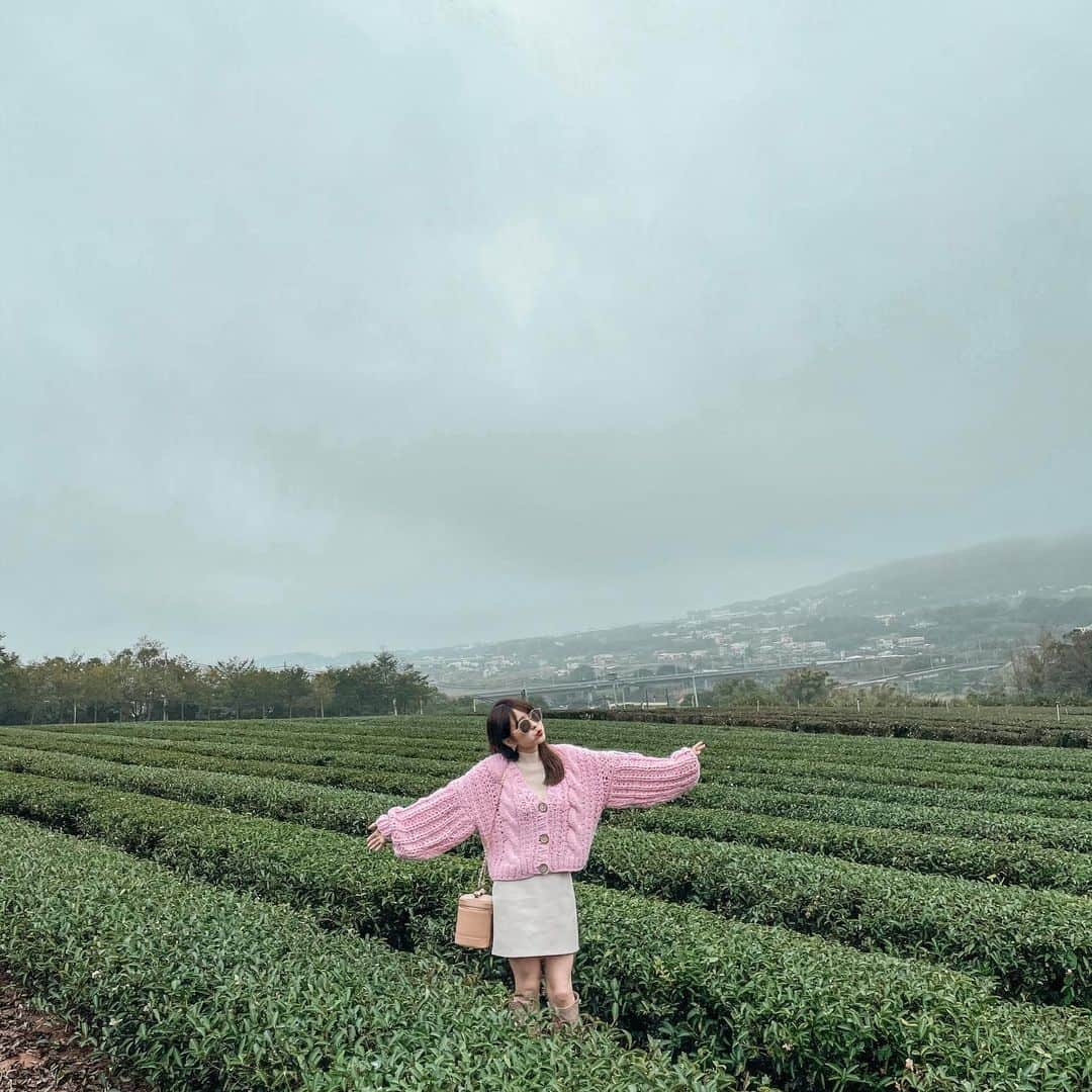 郭圈圈さんのインスタグラム写真 - (郭圈圈Instagram)「本來想去大湖採草莓🍓結果下雨了☔️改去 #銅鑼茶廠 🍃 就算是雨天也別有一番風味💚 - 裡面環境很舒適，平日人也不多～🎫入廠券$100，可以抵消費唷！除了茶點、茶、咖啡，也有賣正餐！（也可以買茶葉回去） - 外面就是一大片綠油油的茶葉～還可以看著遠方的火車經過，還蠻愜意的☺️ 這裡也很適合當下雨天的備案👍🏻天氣好的時候來應該氛圍會很不同！ - 🏠苗栗縣銅鑼鄉九湖村132-16號 - 是說我原本搭這套是要去採草莓的😂主題：草莓牛奶🍓 搭茶葉好像也不錯😝 全身穿搭 @marumaru_lea_official  . . . . . . #苗栗景點 #銅鑼 #銅鑼景點 #銅鑼茶廠🍃 #miaolitravel #miaolifood #miaolicafe #miaolicounty #苗栗縣 #苗栗縣景點 #苗栗旅遊 #taiwantrip #taiwan #lea_outfit #圈圈去苗栗」1月4日 21時12分 - helloiamlea