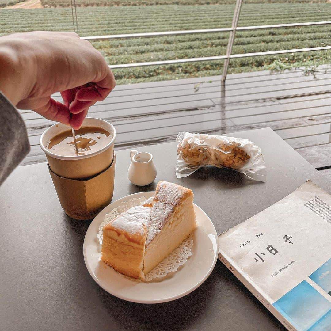 郭圈圈さんのインスタグラム写真 - (郭圈圈Instagram)「本來想去大湖採草莓🍓結果下雨了☔️改去 #銅鑼茶廠 🍃 就算是雨天也別有一番風味💚 - 裡面環境很舒適，平日人也不多～🎫入廠券$100，可以抵消費唷！除了茶點、茶、咖啡，也有賣正餐！（也可以買茶葉回去） - 外面就是一大片綠油油的茶葉～還可以看著遠方的火車經過，還蠻愜意的☺️ 這裡也很適合當下雨天的備案👍🏻天氣好的時候來應該氛圍會很不同！ - 🏠苗栗縣銅鑼鄉九湖村132-16號 - 是說我原本搭這套是要去採草莓的😂主題：草莓牛奶🍓 搭茶葉好像也不錯😝 全身穿搭 @marumaru_lea_official  . . . . . . #苗栗景點 #銅鑼 #銅鑼景點 #銅鑼茶廠🍃 #miaolitravel #miaolifood #miaolicafe #miaolicounty #苗栗縣 #苗栗縣景點 #苗栗旅遊 #taiwantrip #taiwan #lea_outfit #圈圈去苗栗」1月4日 21時12分 - helloiamlea