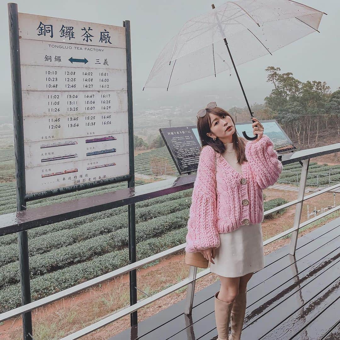 郭圈圈さんのインスタグラム写真 - (郭圈圈Instagram)「本來想去大湖採草莓🍓結果下雨了☔️改去 #銅鑼茶廠 🍃 就算是雨天也別有一番風味💚 - 裡面環境很舒適，平日人也不多～🎫入廠券$100，可以抵消費唷！除了茶點、茶、咖啡，也有賣正餐！（也可以買茶葉回去） - 外面就是一大片綠油油的茶葉～還可以看著遠方的火車經過，還蠻愜意的☺️ 這裡也很適合當下雨天的備案👍🏻天氣好的時候來應該氛圍會很不同！ - 🏠苗栗縣銅鑼鄉九湖村132-16號 - 是說我原本搭這套是要去採草莓的😂主題：草莓牛奶🍓 搭茶葉好像也不錯😝 全身穿搭 @marumaru_lea_official  . . . . . . #苗栗景點 #銅鑼 #銅鑼景點 #銅鑼茶廠🍃 #miaolitravel #miaolifood #miaolicafe #miaolicounty #苗栗縣 #苗栗縣景點 #苗栗旅遊 #taiwantrip #taiwan #lea_outfit #圈圈去苗栗」1月4日 21時12分 - helloiamlea