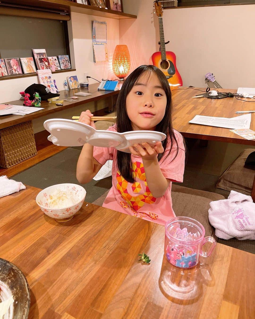 みきママさんのインスタグラム写真 - (みきママInstagram)「【晩御飯は和食で〜す！！】  ウイルスが入ってこない体にするには免疫力を高めることです❗️免疫力の60～70％は腸にあります。免疫力をアップさせるには、腸内環境を整える発酵食品や食物繊維がいいんです✨だから、今夜は﻿免疫力アップ料理の根菜の煮物にしよう❗️根菜の食物繊維が腸内環境を整えてくれます✨  我が家は毎週根菜の煮物を食べています❗️週の頭に沢山作って、3日くらいで食べます👍だから、めちゃ腸の調子がいいんだよね🤗  今夜のメニューは、 ⭐️豚のやば味噌炒め ⭐️新きんぴらごぼう ⭐️たけのこの土佐煮 ⭐️アボカドのポテトサラダ ⭐️いちご にしました〜😄😄😄  れんちび「明日から晩御飯は7時までに作って。」ってさ。お気に入りのグループの配信時間があるから晩御飯は早く食べたいってさ。あれ、オタクさんですか❓  杏ちゃん「杏ちゃん、豚丼とポテトサラダが好き。」ってさ。かかえこんで食べていました。  全部のレシピが完食本に載っています❗️完食本は、スーパーの人気のお惣菜を再現した料理が満載です✨きんぴらも鶏肉が入ったスーパーで人気のやつです✨  杏ちゃん「いちご1人3個ずつね。」ってさ。何度も言う。  杏ちゃん、苺にうるさいな。  #みきママ　#和食　#完食本　#豚味噌 #土佐煮　#きんぴらごぼう」1月4日 21時12分 - mikimama_official