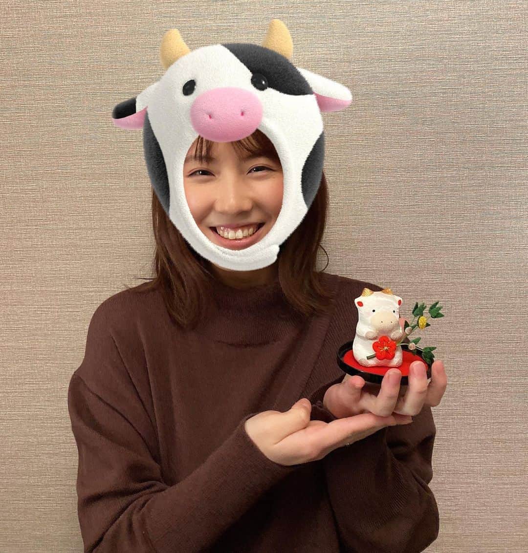 中野結香のインスタグラム：「明けましておめでとうございます🐮 去年よりも、 モ〜っといっぱい笑う 1年になりますように🐮  #丑年  #玄関にいる #丑様」