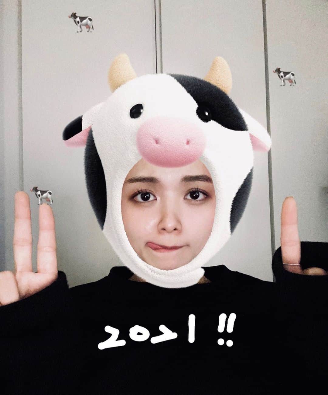 足立佳奈のインスタグラム：「2021ねん。 こんな投稿からのスタートでごめんよー！！  丑年っぽいものがなくって、 自分なりにきめてみました。 ははは。  今年はモｩっと素敵な年になりますように。🐄  \ A HAPPY NEW YEAR /」
