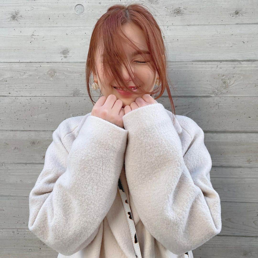 ひよんのインスタグラム：「🌪🤧🤳 ㅤㅤㅤㅤㅤㅤㅤㅤㅤㅤㅤㅤㅤ 撮影あるある。笑 この日、風強かった😂 だから風が吹いてない瞬間にパシャパシャ撮って 奇跡の1枚がみんなにお見せできる写真になる。🤣 ㅤㅤㅤㅤㅤㅤㅤㅤㅤㅤㅤㅤㅤ #shooting #9unq #희영 #꾸안꾸 #촬영 #패션 #ひよん #撮影 #ホワイトコーデ」