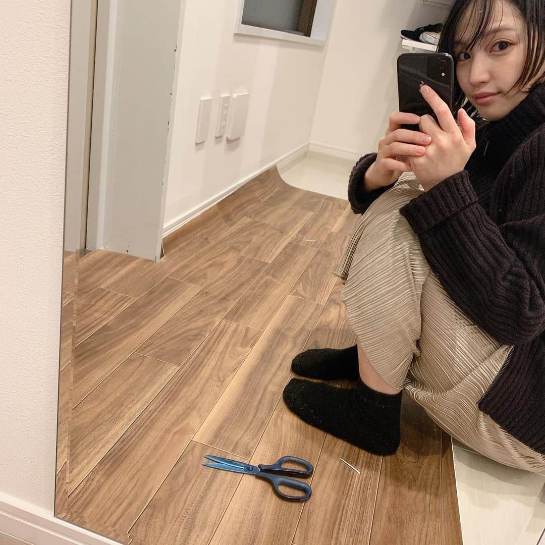 蒼怜奈のインスタグラム：「diy✂️ ベビーカーの汚れとか気になるので、クッションフロアを貼ることに 茶色フローリングかわいい❤️  #あおいれいな #蒼怜奈 #japanesegirl #girlsphoto  #diy #床シート #クッションフロア #玄関インテリア #タイル床 #玄関タイル」