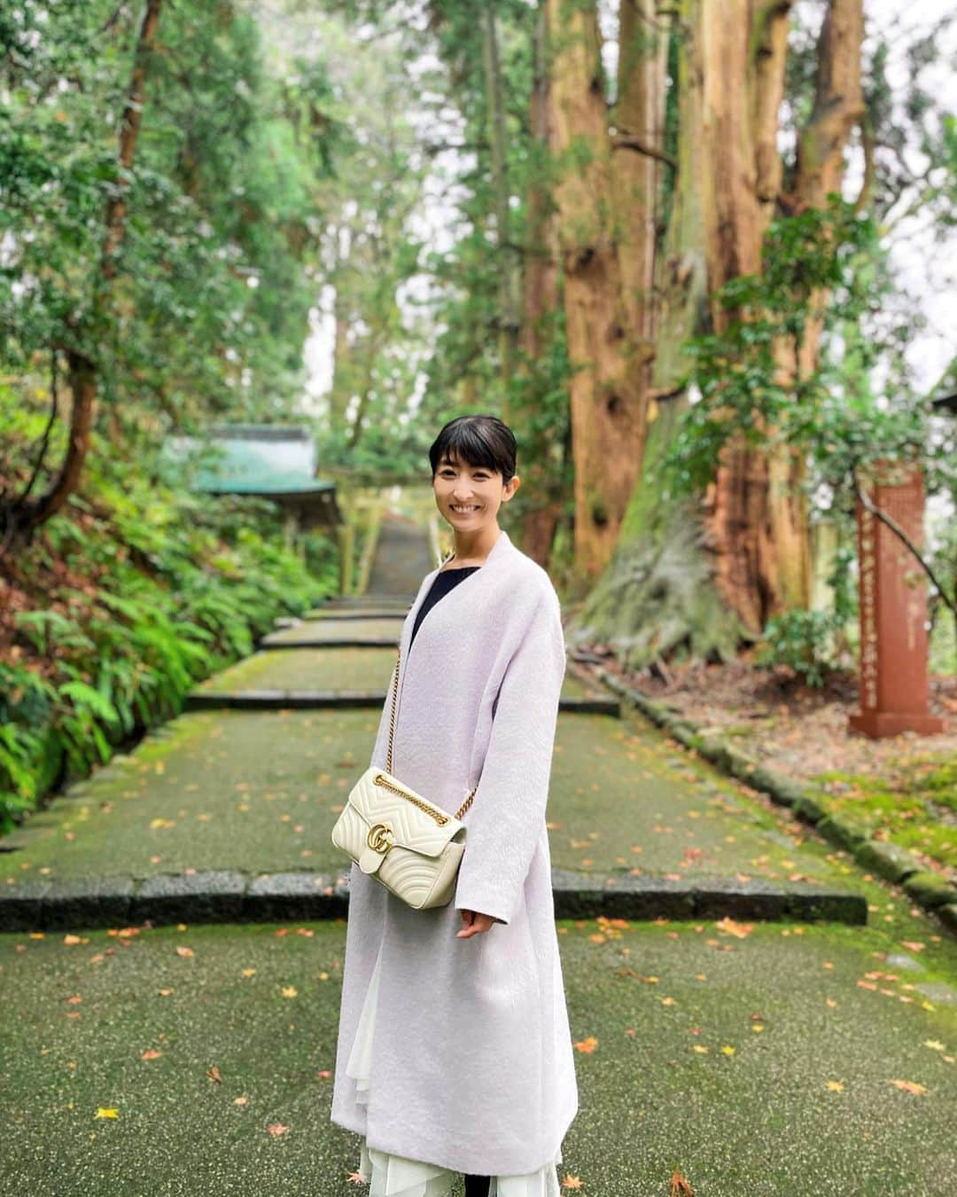 土屋香織さんのインスタグラム写真 - (土屋香織Instagram)「⛩.白山比咩神社 全国にある白山神社の総本宮。 北陸のランナーさん達のpostで見ていて 苔生した様子がすごく素敵だなぁと思って。 ずっと来てみたかったの。 . 神社にお参りする時はいつも必ず その時その場所に来れたことを ありがとうございますって心の中で呟くの😌 来たかったこの神社に来れてうれしかったなぁ♡ . 御朱印も集めてます。 スピリチュアルとかはあんまり信じない派だけど 神社の空気は大好き✧︎*。 . そして神社は好きだけど 人混みが好きじゃない私は いつも初詣は誰もいなくなってから行きます。 ちなみにたしか去年の初詣は 3月だか4月だった気がする🤣 初詣って言わないレベル笑笑 今年はいつ行けるかなぁ？ . . . #白山比咩神社 #白山神社 #神社 #御朱印 #御朱印巡り #御朱印帳 #retrip_ishikawa #神社と旅する #白山ジオ旅 #加賀の國 #retrip_石川 #タビジョ #genic_pt #joytb #otonatabi_japan #jtbで旅したい #stayway女子旅 #石川旅行 #instagramjapan #石川 #kagagood #exploringtheglobe #aroundtheworld #ファインダー越しの私の世界 #tokyocameraclub #genic_mag #retrip_nippon #genic_japan #加賀温泉 #加賀温泉郷」1月4日 21時16分 - kaorintsuchiya